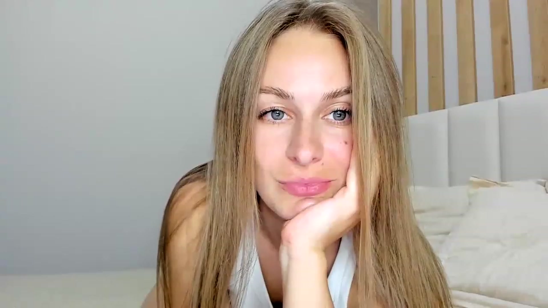Gallery image thumbnail from regular_girl's myfreecams stream on, 05/18/2023, 17:19 image 11 of 20