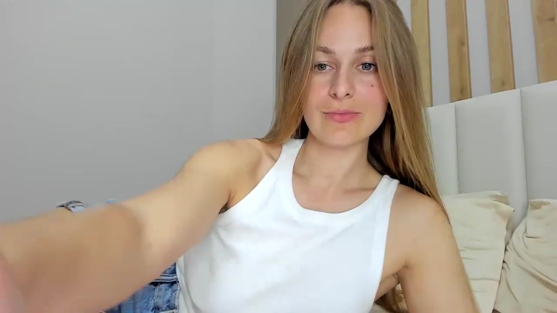 Gallery image thumbnail from regular_girl's myfreecams stream on, 05/18/2023, 18:48 image 8 of 20