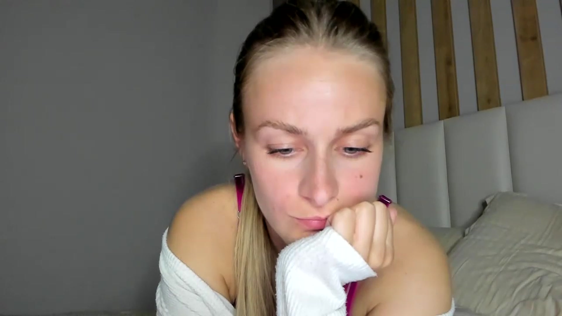 Gallery image thumbnail from regular_girl's myfreecams stream on, 05/19/2023, 19:24 image 16 of 20