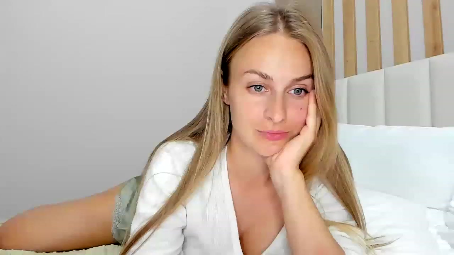 Gallery image thumbnail from regular_girl's myfreecams stream on, 06/18/2023, 19:07 image 1 of 20