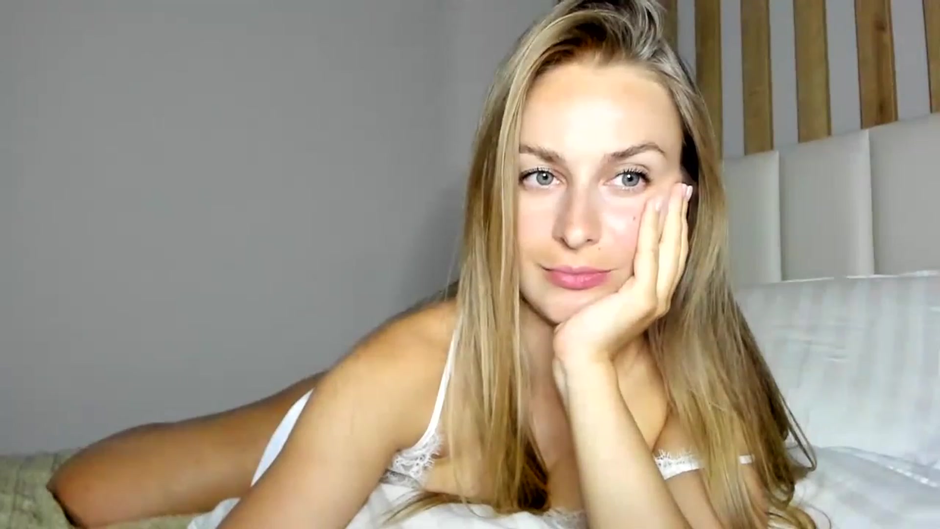Gallery image thumbnail from regular_girl's myfreecams stream on, 06/22/2023, 19:25 image 6 of 20