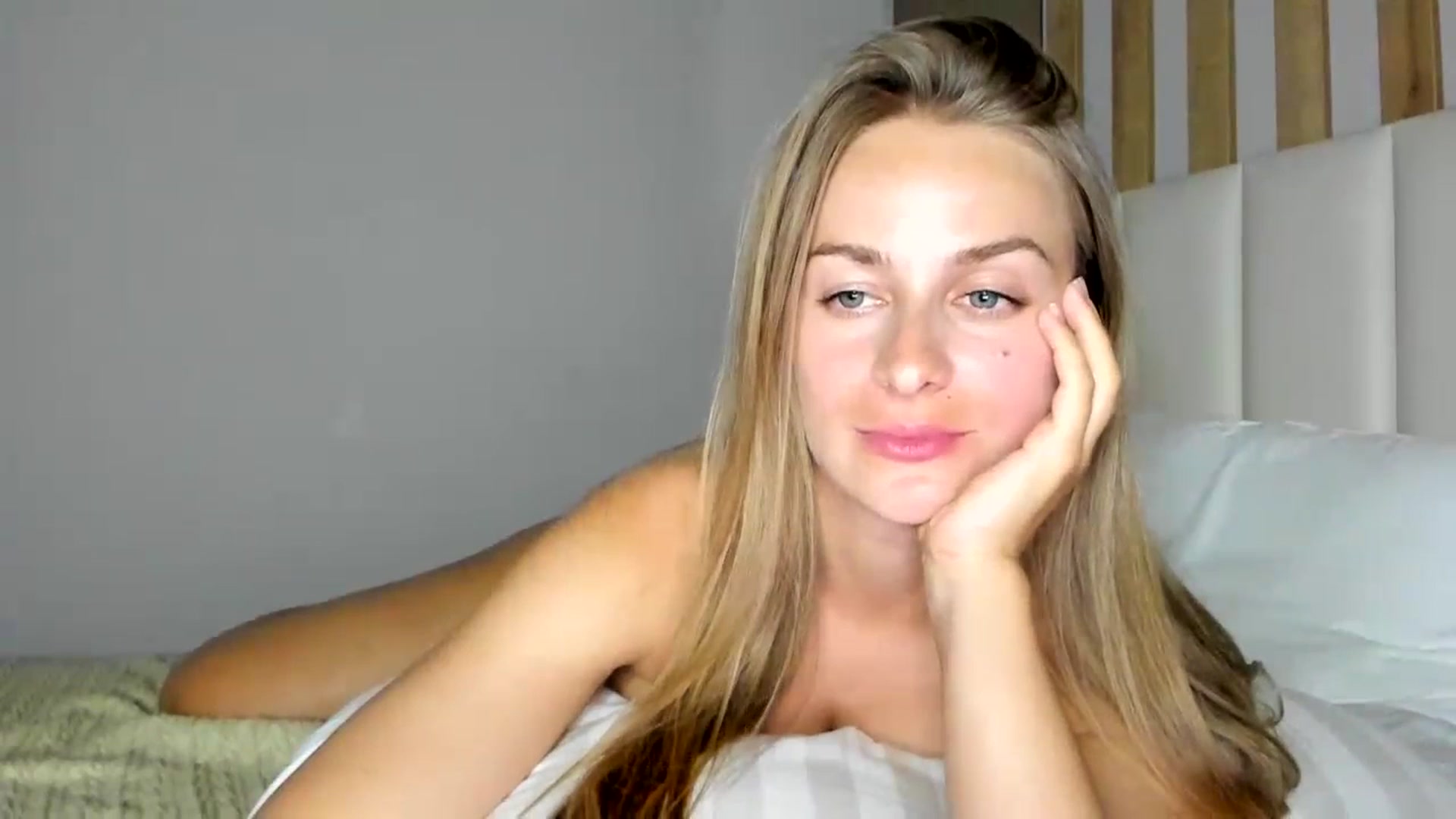 Gallery image thumbnail from regular_girl's myfreecams stream on, 07/04/2023, 20:16 image 1 of 20