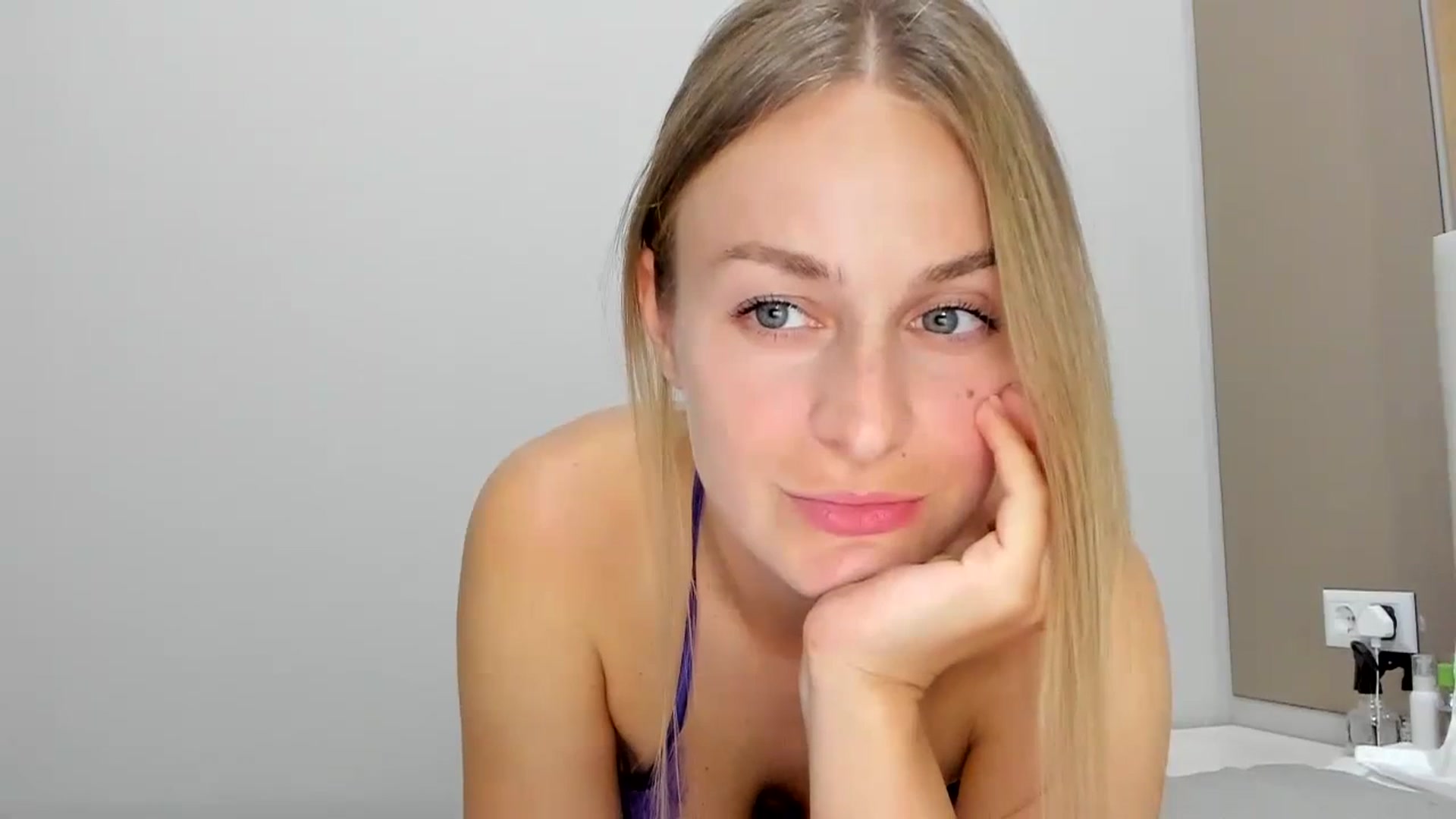 Gallery image thumbnail from regular_girl's myfreecams stream on, 07/22/2023, 19:15 image 13 of 20