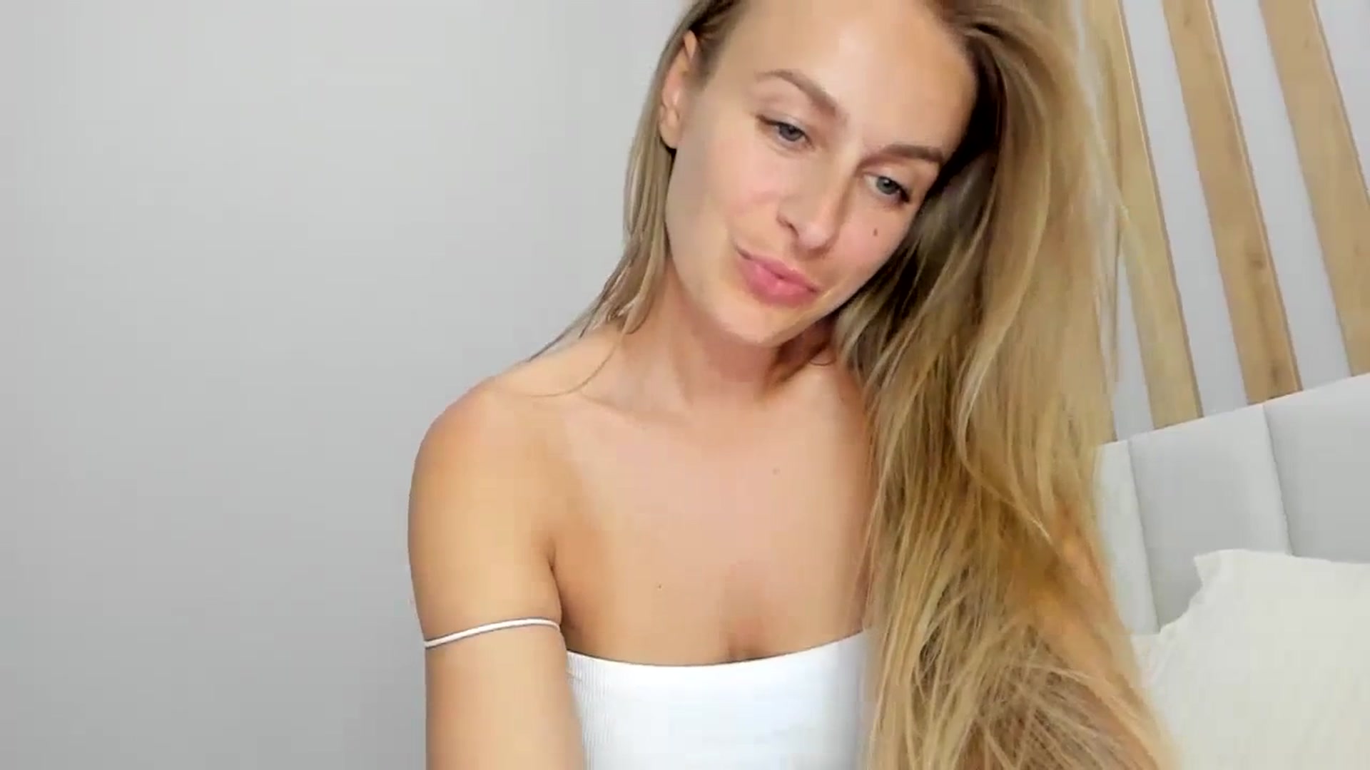 Gallery image thumbnail from regular_girl's myfreecams stream on, 08/10/2023, 18:00 image 15 of 20