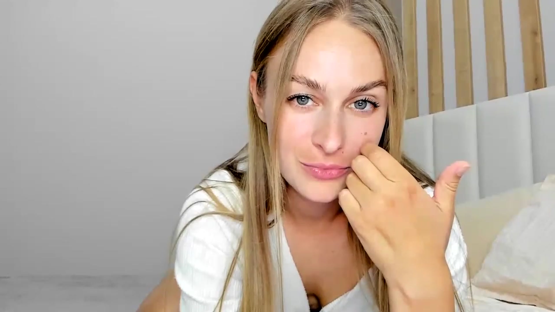Gallery image thumbnail from regular_girl's myfreecams stream on, 08/14/2023, 18:25 image 2 of 20