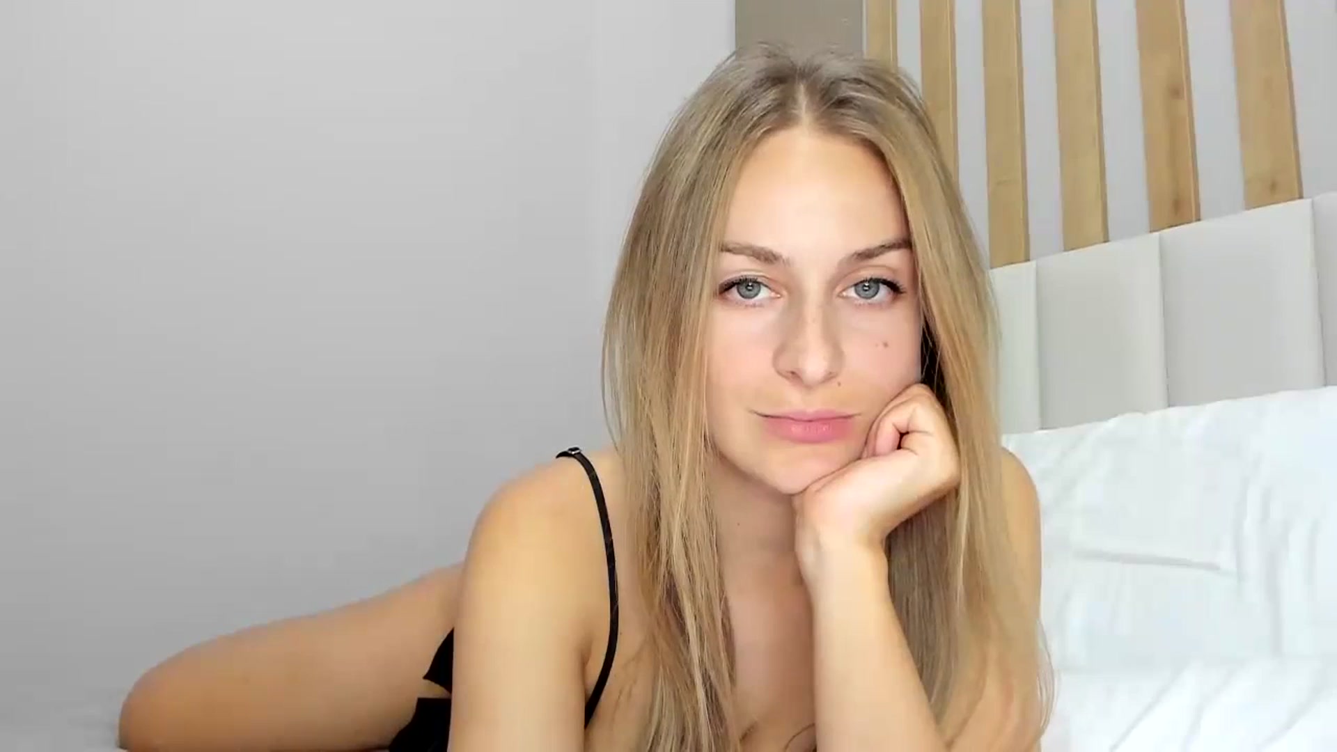 Gallery image thumbnail from regular_girl's myfreecams stream on, 10/03/2023, 18:45 image 12 of 20