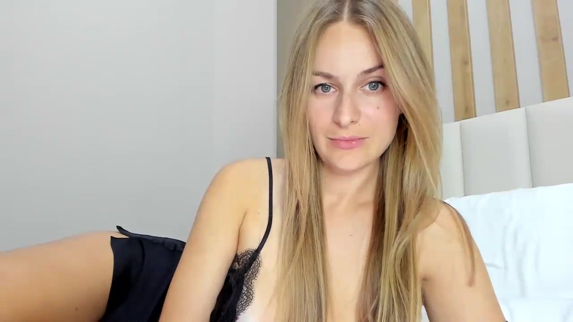 Gallery image thumbnail from regular_girl's myfreecams stream on, 10/03/2023, 18:45 image 5 of 20