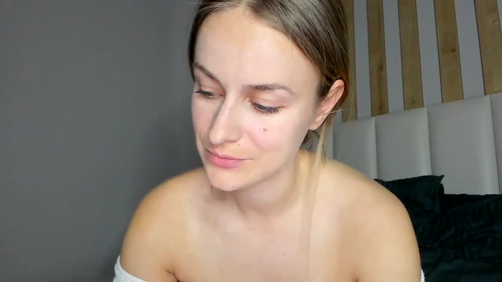 Gallery image thumbnail from regular_girl's myfreecams stream on, 11/24/2023, 19:01 image 16 of 20