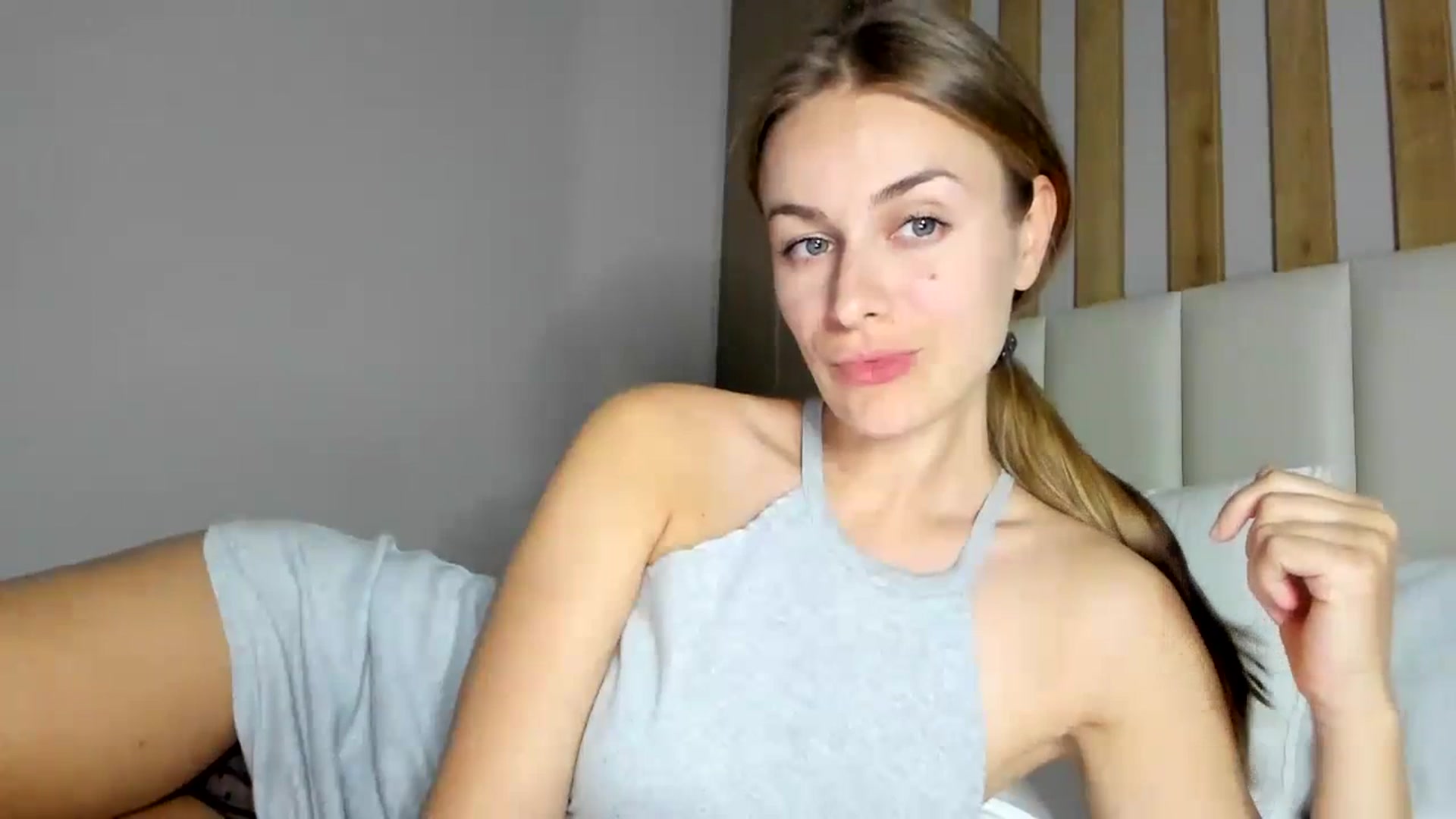 Gallery image thumbnail from regular_girl's myfreecams stream on, 12/04/2023, 19:17 image 10 of 20