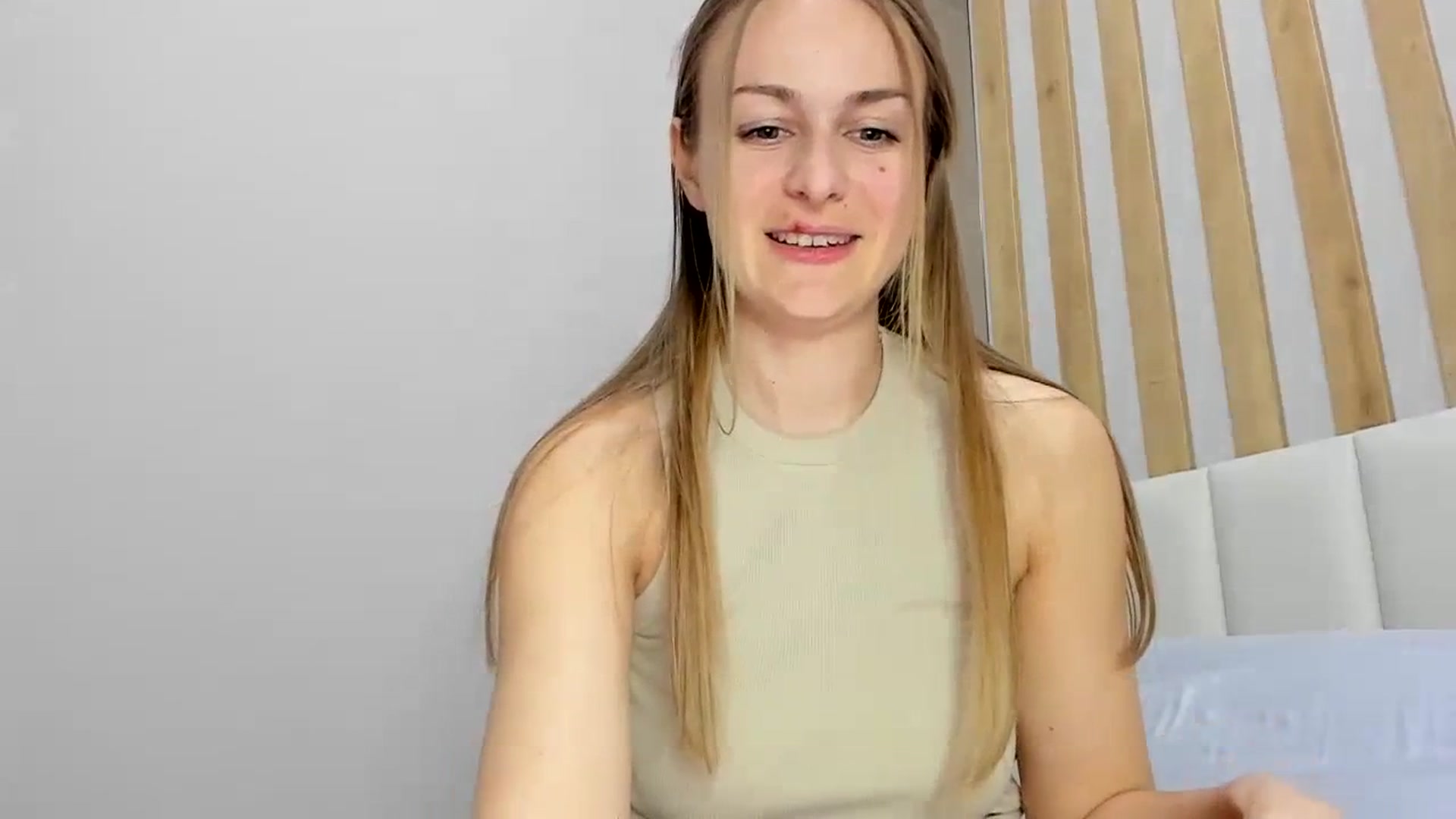Gallery image thumbnail from regular_girl's myfreecams stream on, 03/31/2024, 16:15 image 17 of 20