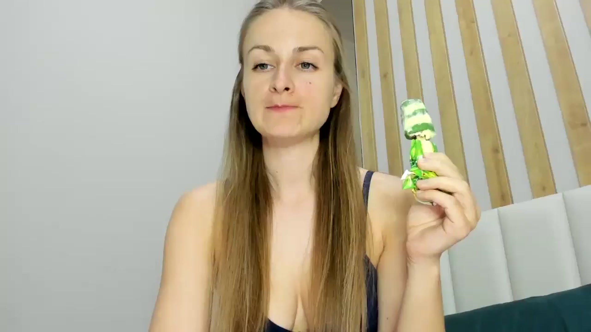Gallery image thumbnail from regular_girl's myfreecams stream on, 05/25/2024, 18:19 image 2 of 20