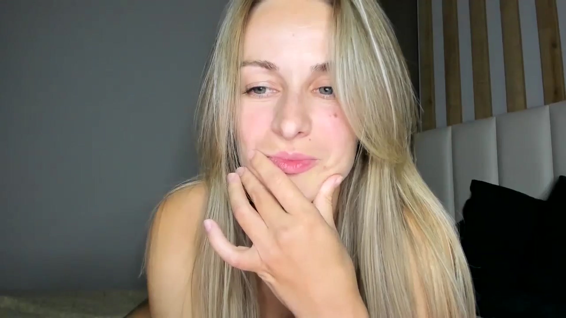 Gallery image thumbnail from regular_girl's myfreecams stream on, 11/05/2024, 19:25 image 17 of 20