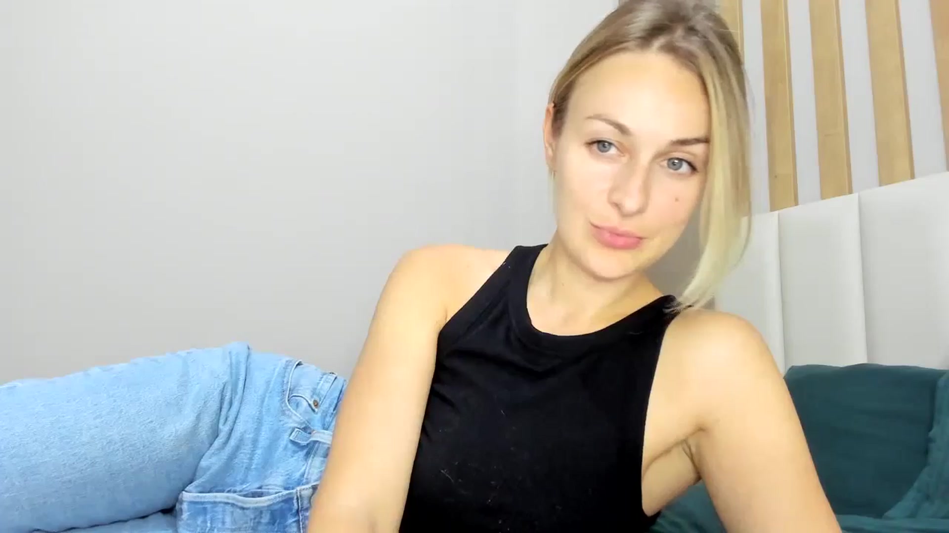 Gallery image thumbnail from regular_girl's myfreecams stream on, 11/16/2024, 18:21 image 18 of 20