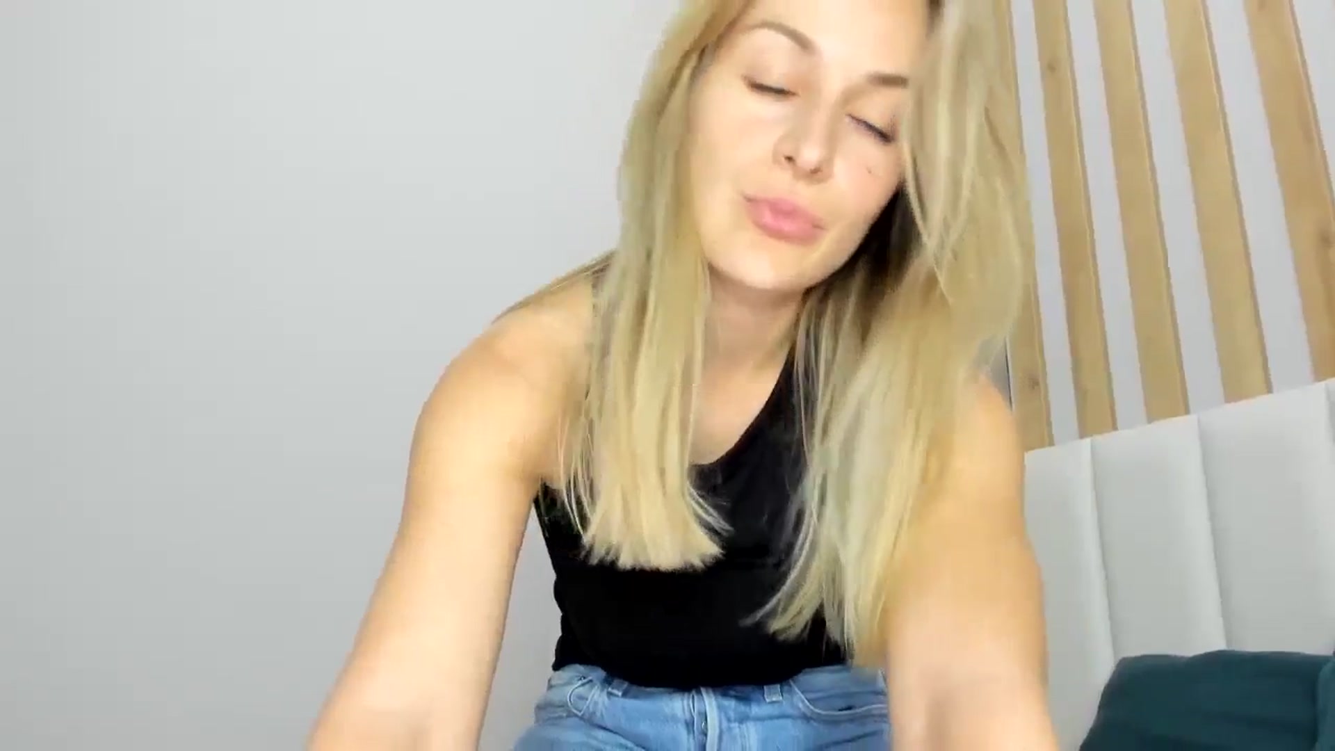 Gallery image thumbnail from regular_girl's myfreecams stream on, 11/16/2024, 19:59 image 6 of 20