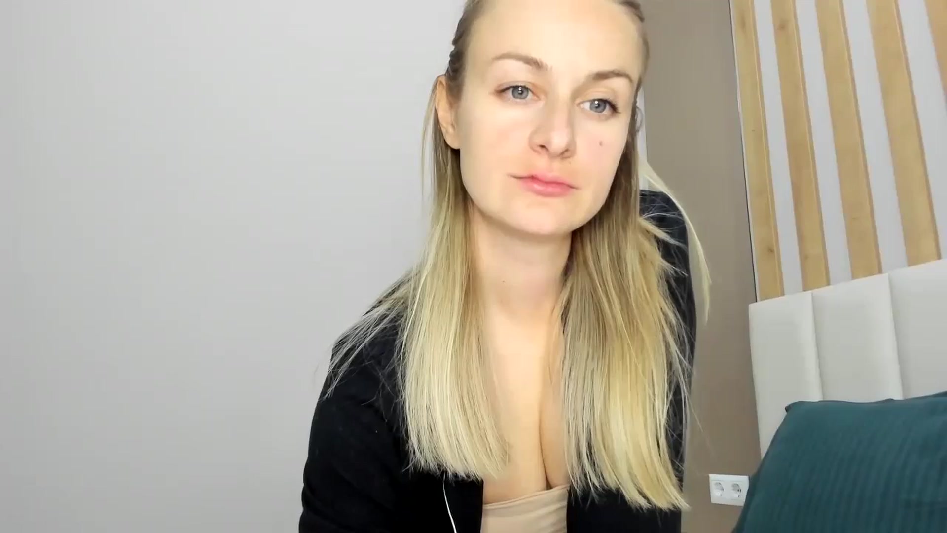 Gallery image thumbnail from regular_girl's myfreecams stream on, 12/10/2024, 17:44 image 1 of 20