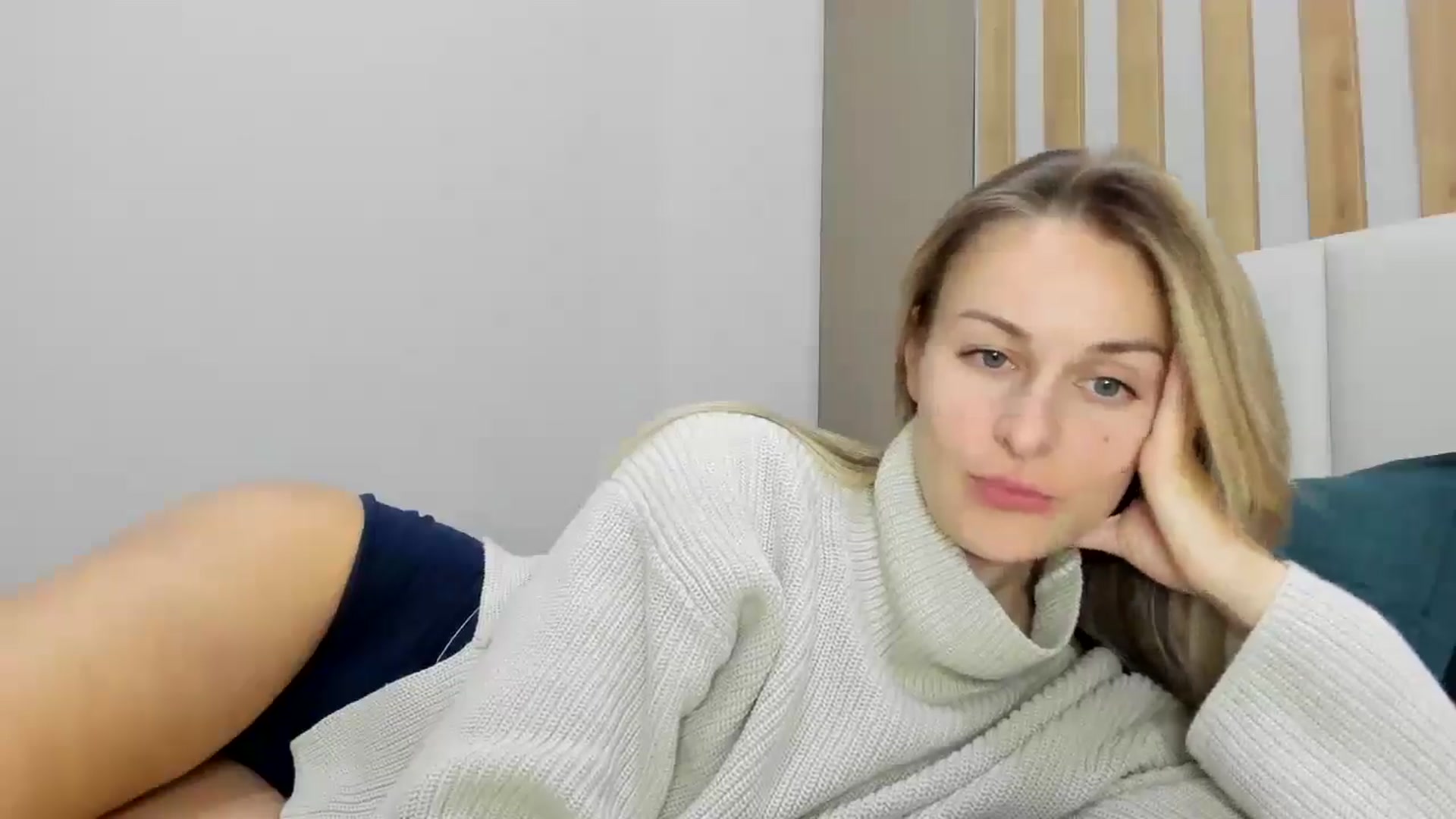 Gallery image thumbnail from regular_girl's myfreecams stream on, 12/15/2024, 18:07 image 18 of 20