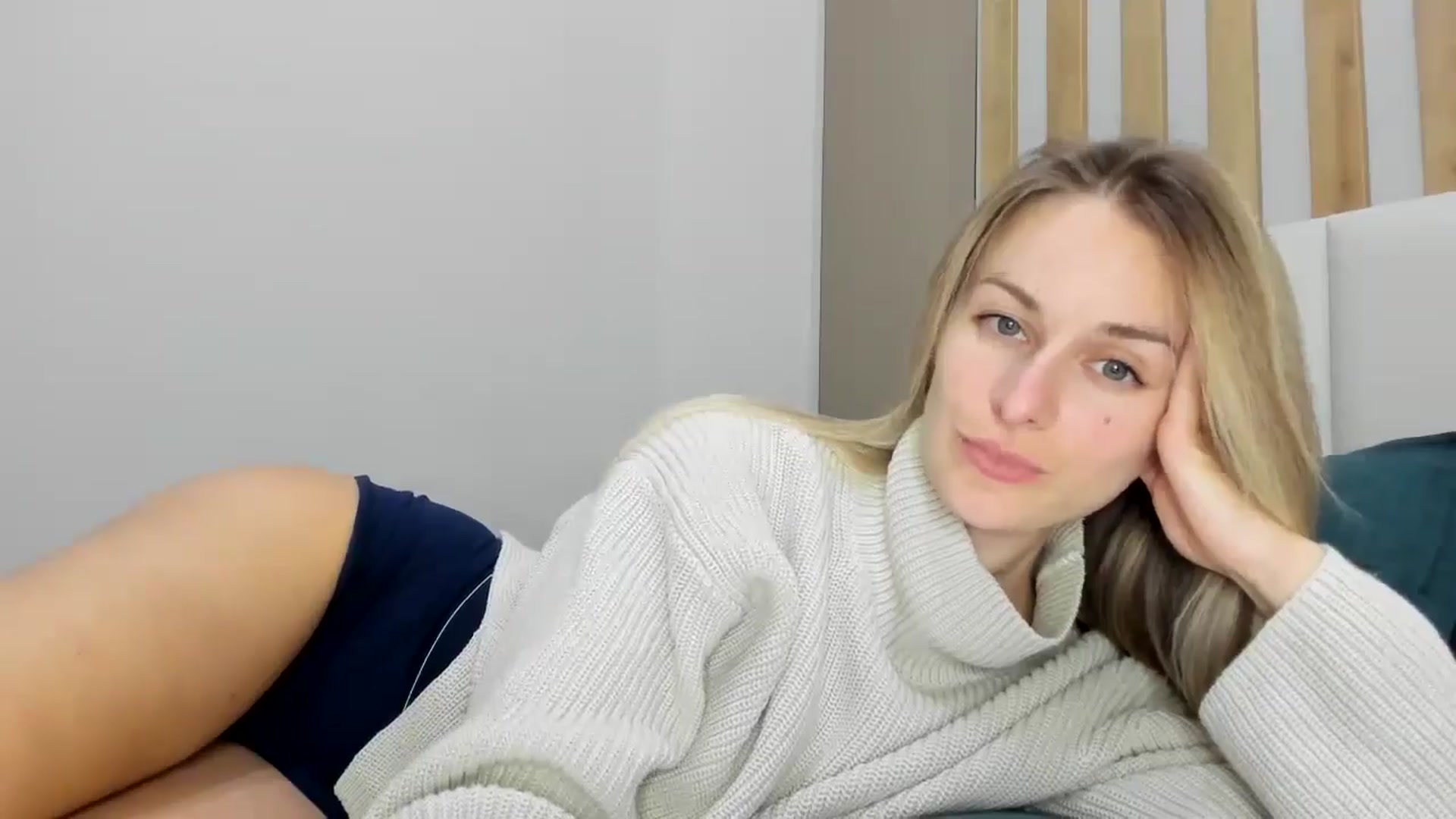 Gallery image thumbnail from regular_girl's myfreecams stream on, 12/15/2024, 18:07 image 19 of 20