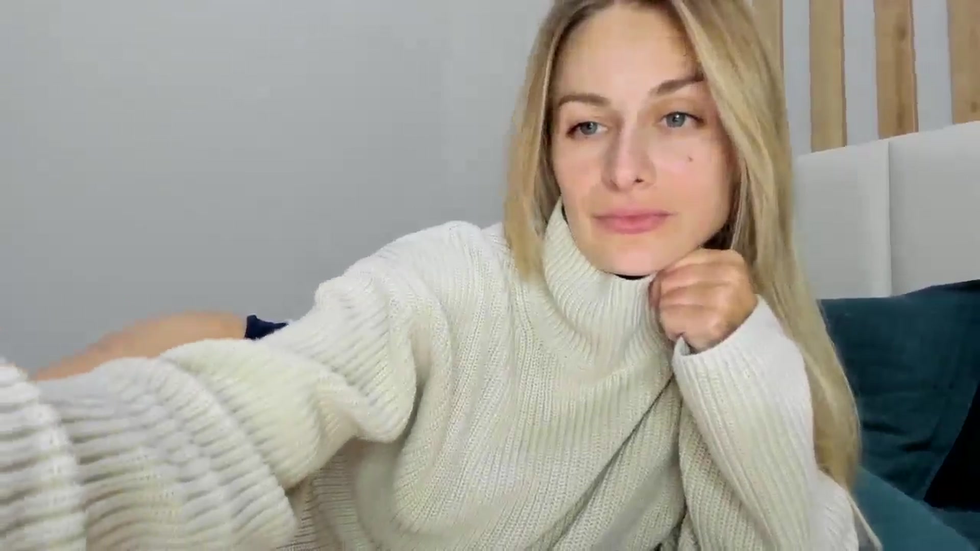 Gallery image thumbnail from regular_girl's myfreecams stream on, 12/15/2024, 18:19 image 19 of 20