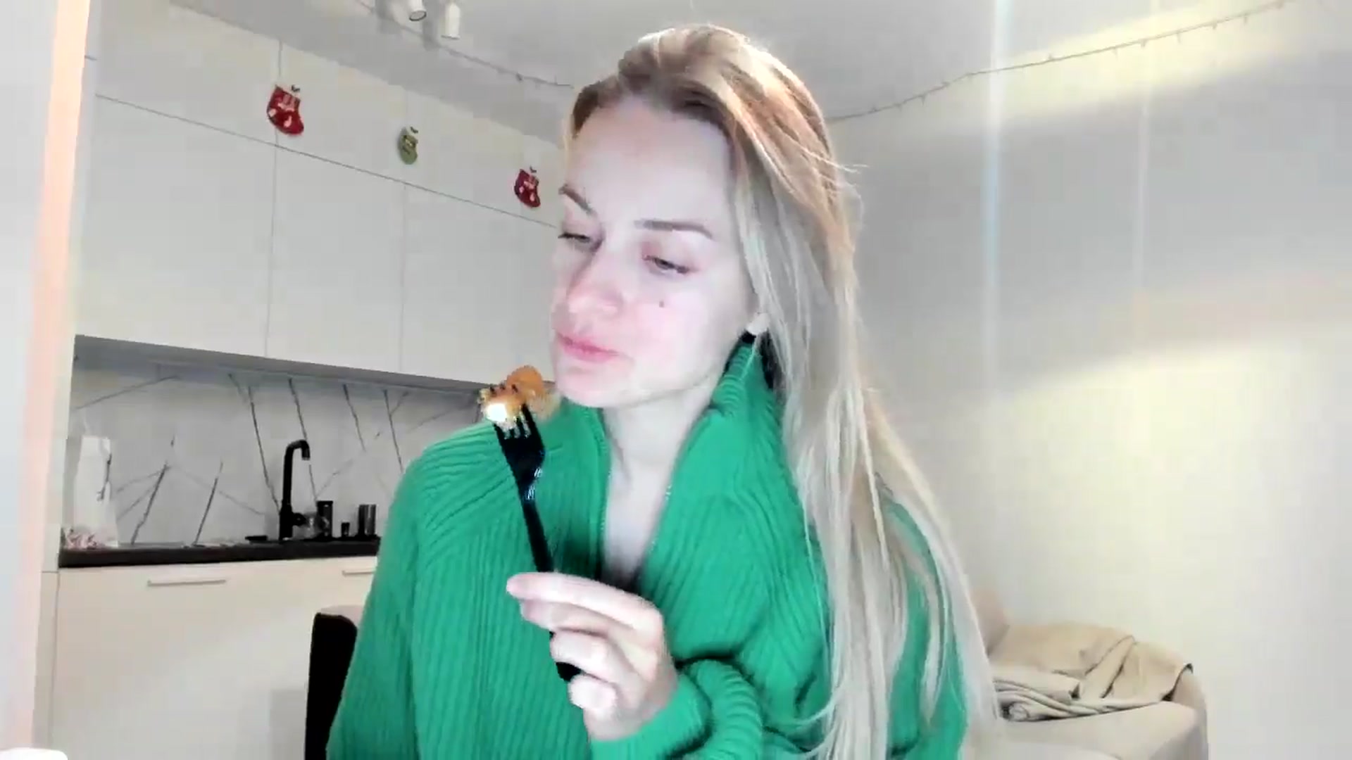 Gallery image thumbnail from regular_girl's myfreecams stream on, 12/29/2024, 13:43 image 19 of 20