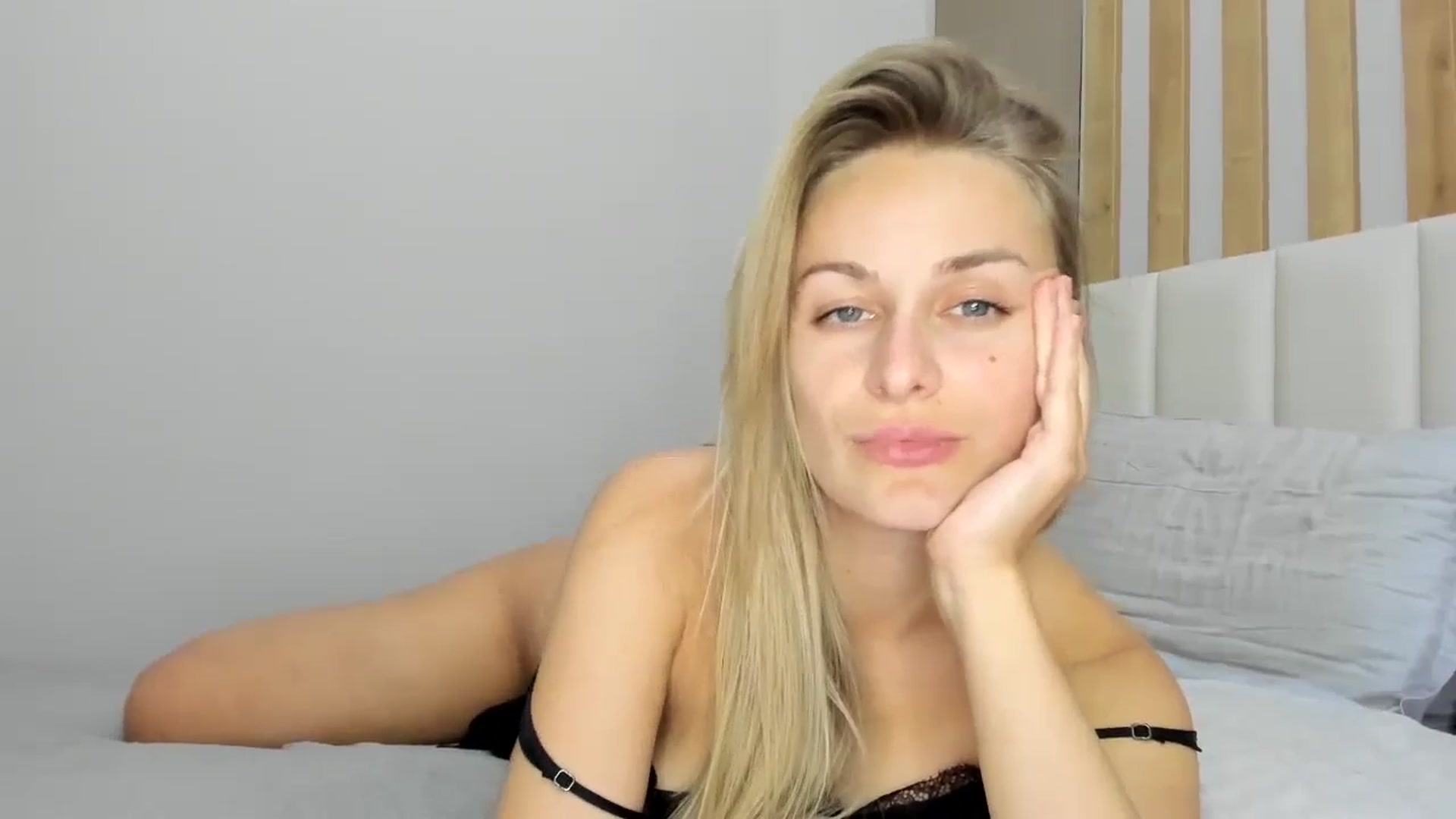 Gallery image thumbnail from regular_girl's myfreecams stream on, 01/15/2025, 18:27 image 7 of 20
