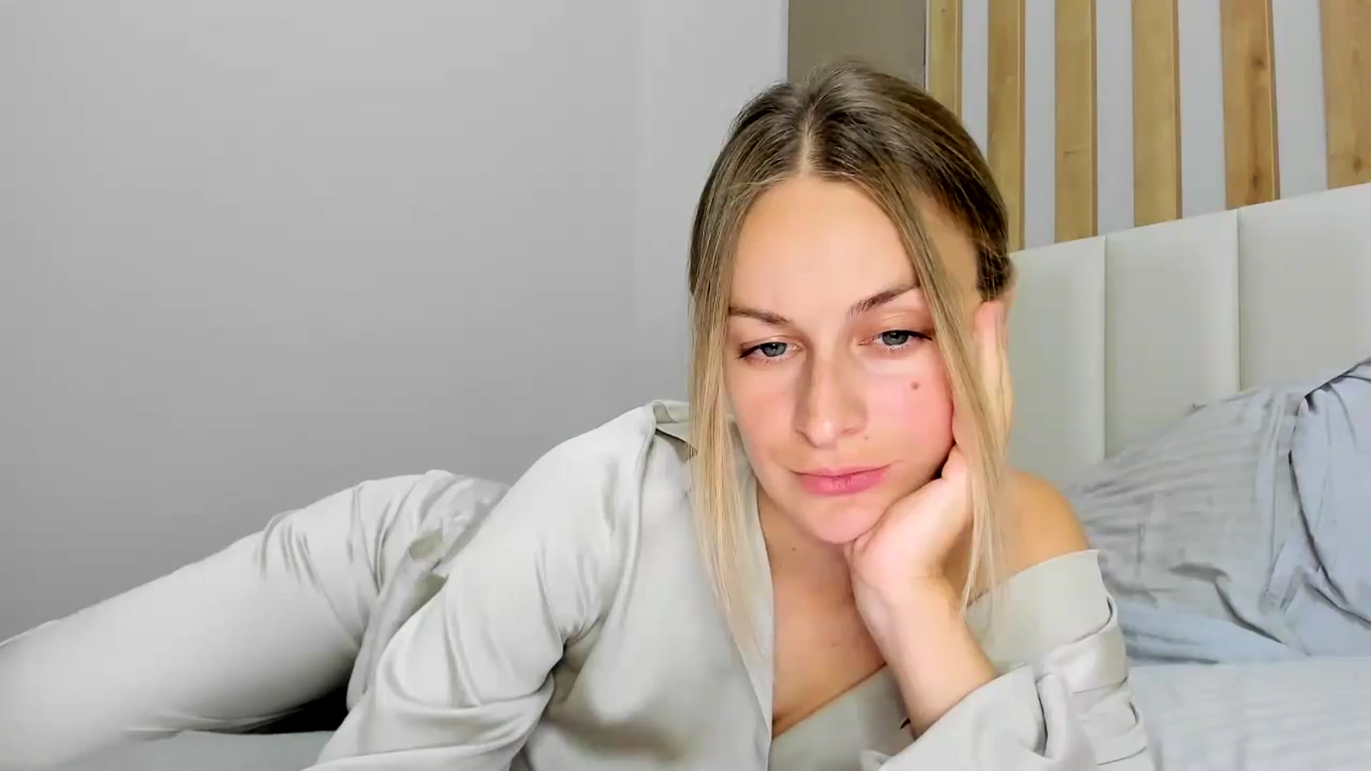 Gallery image thumbnail from regular_girl's myfreecams stream on, 03/29/2025, 19:01 image 6 of 20