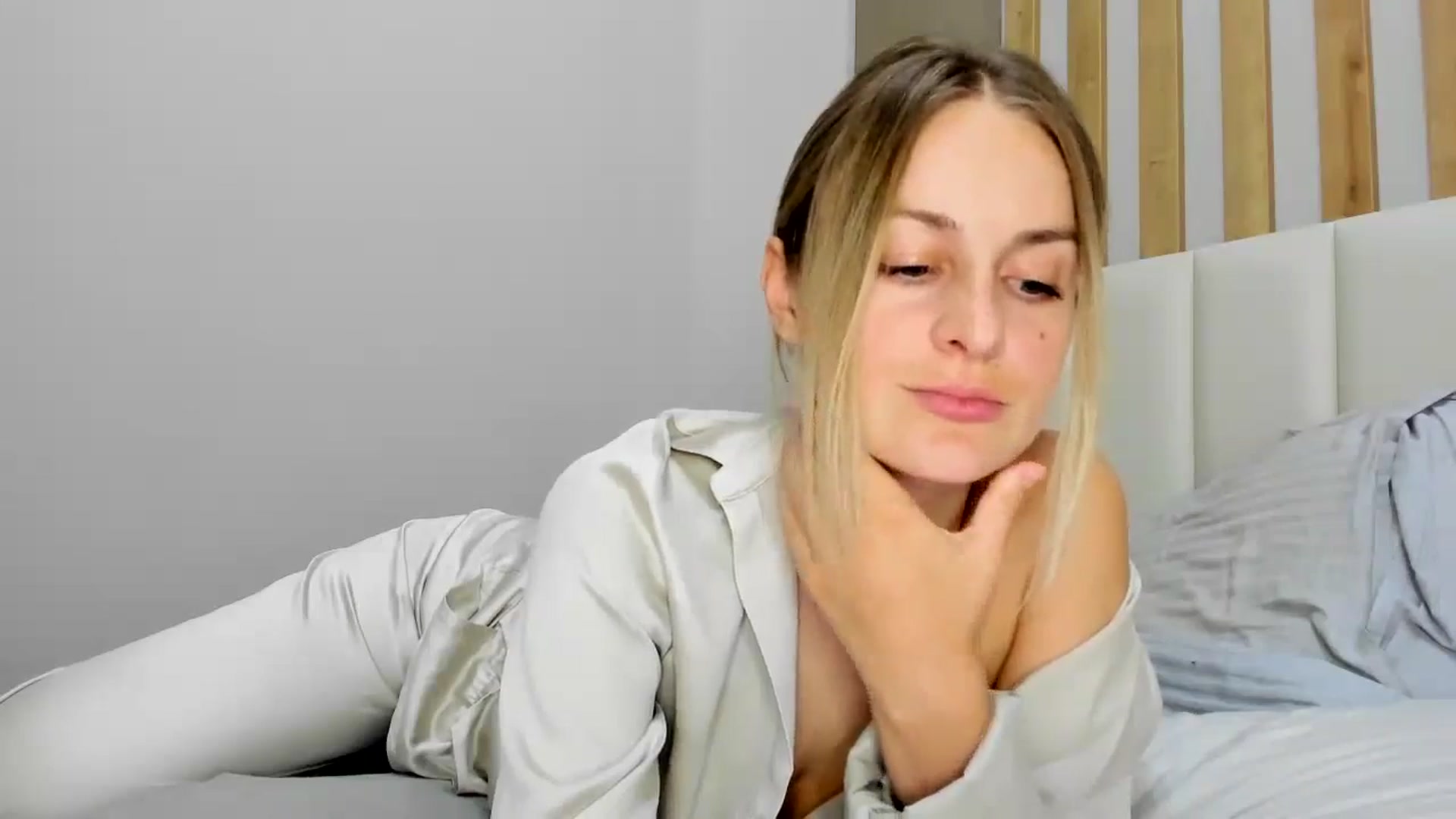 Gallery image thumbnail from regular_girl's myfreecams stream on, 03/29/2025, 19:01 image 7 of 20