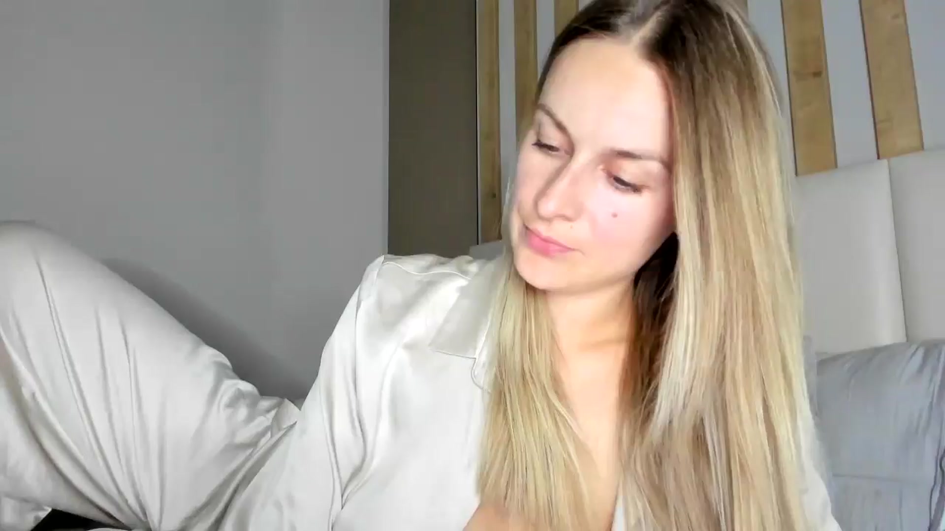 Gallery image thumbnail from regular_girl's myfreecams stream on, 03/29/2025, 19:59 image 15 of 20