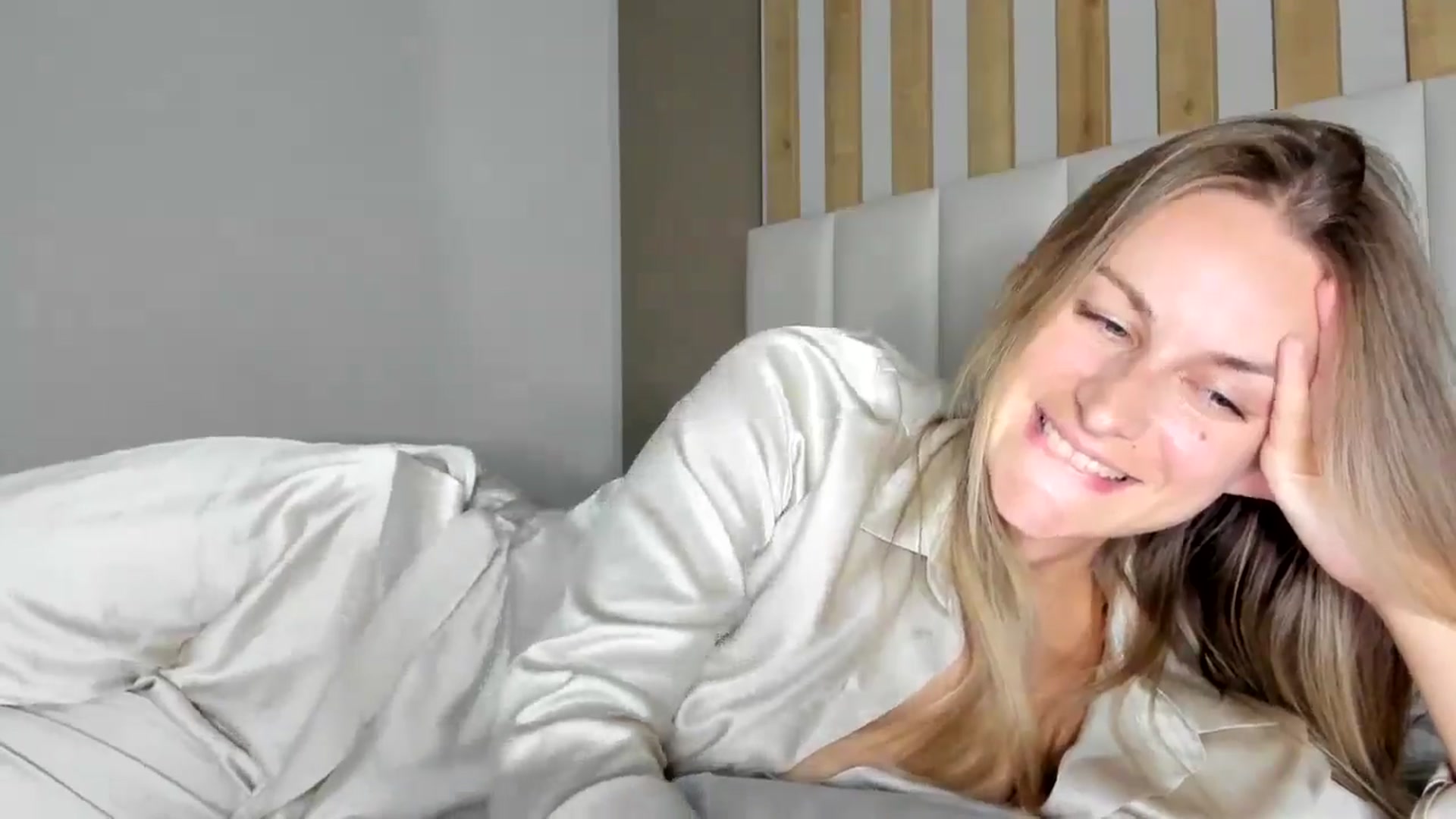 Gallery image thumbnail from regular_girl's myfreecams stream on, 03/29/2025, 19:59 image 17 of 20