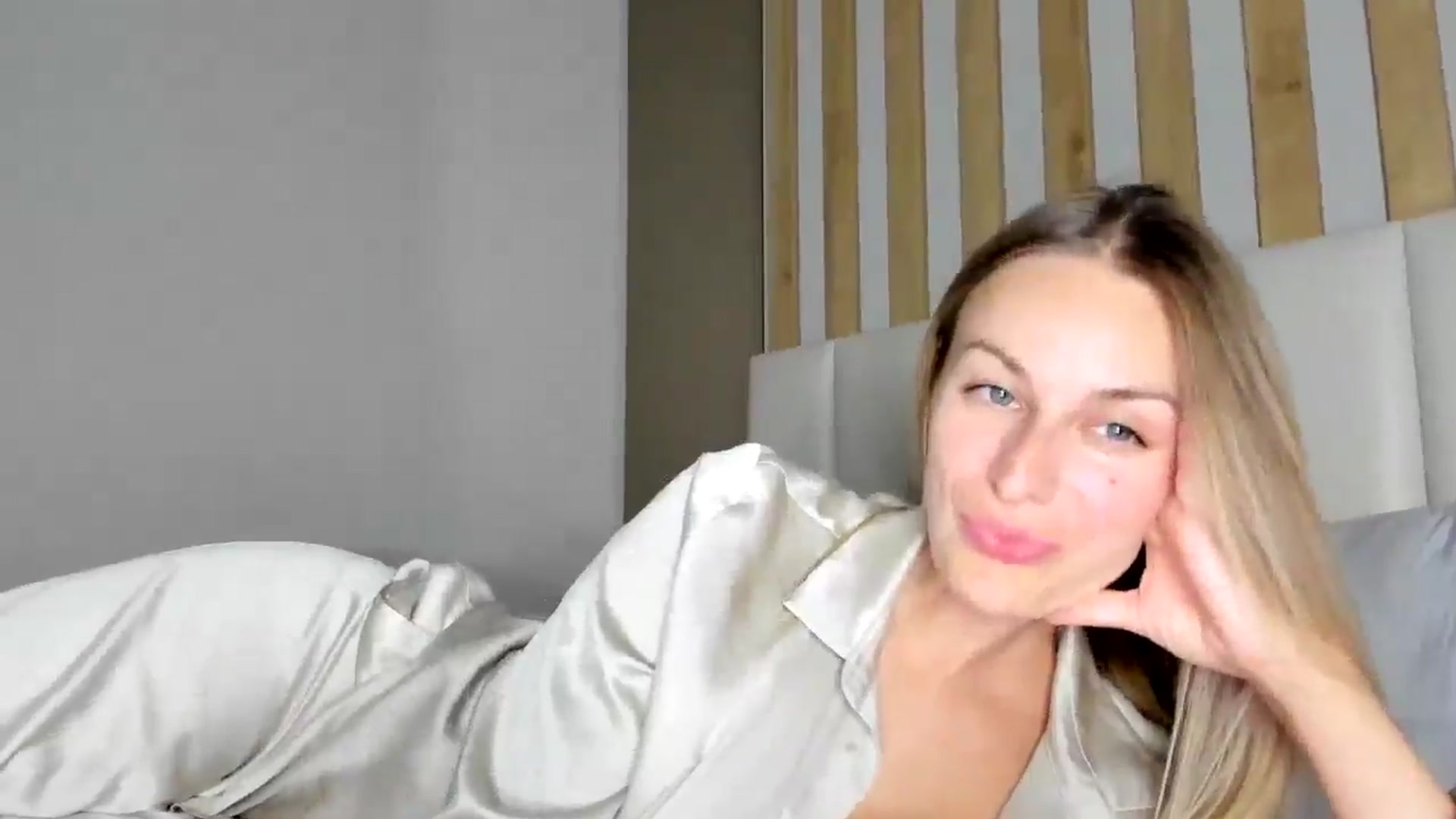 Gallery image thumbnail from regular_girl's myfreecams stream on, 03/29/2025, 19:59 image 16 of 20