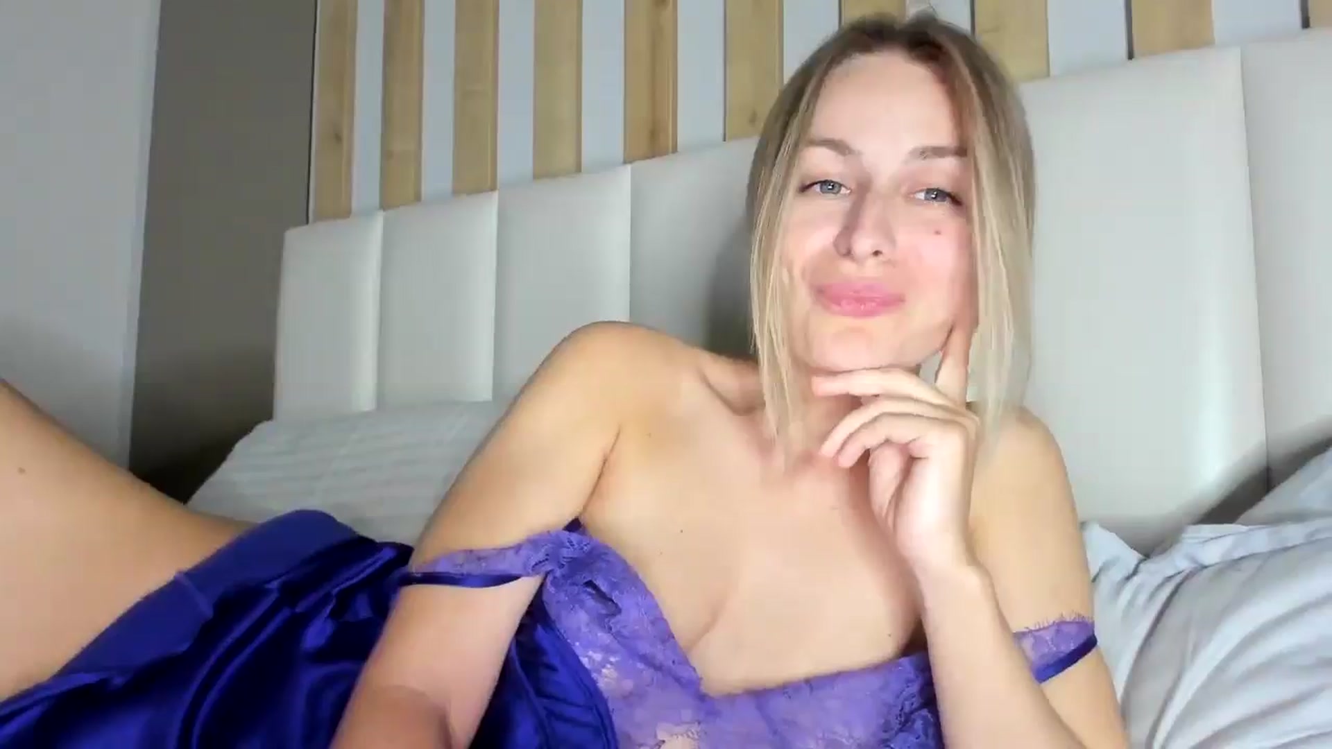 Gallery image thumbnail from regular_girl's myfreecams stream on, 04/17/2025, 19:41 image 11 of 20