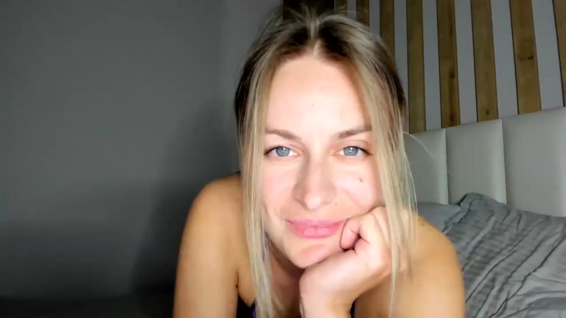 Gallery image thumbnail from regular_girl's myfreecams stream on, 04/17/2025, 19:41 image 17 of 20