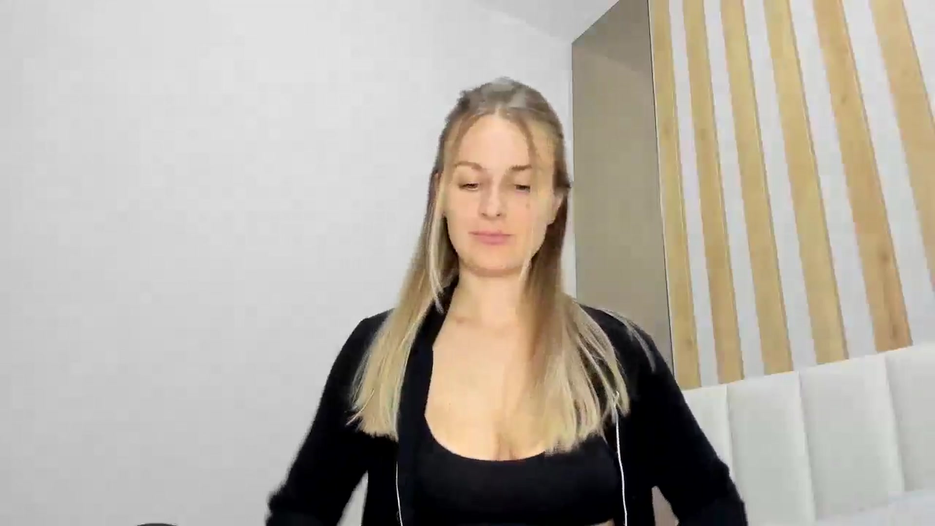 Gallery image thumbnail from regular_girl's myfreecams stream on, 04/28/2025, 17:44 image 3 of 20