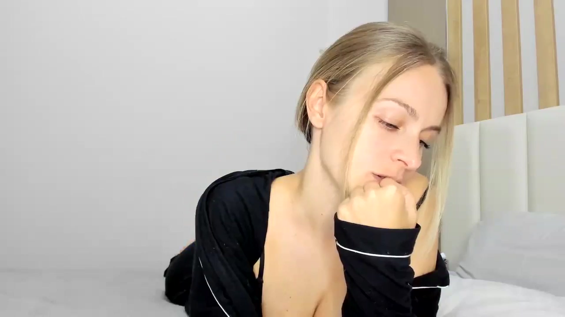 Gallery image thumbnail from regular_girl's myfreecams stream on, 04/28/2025, 17:44 image 11 of 20