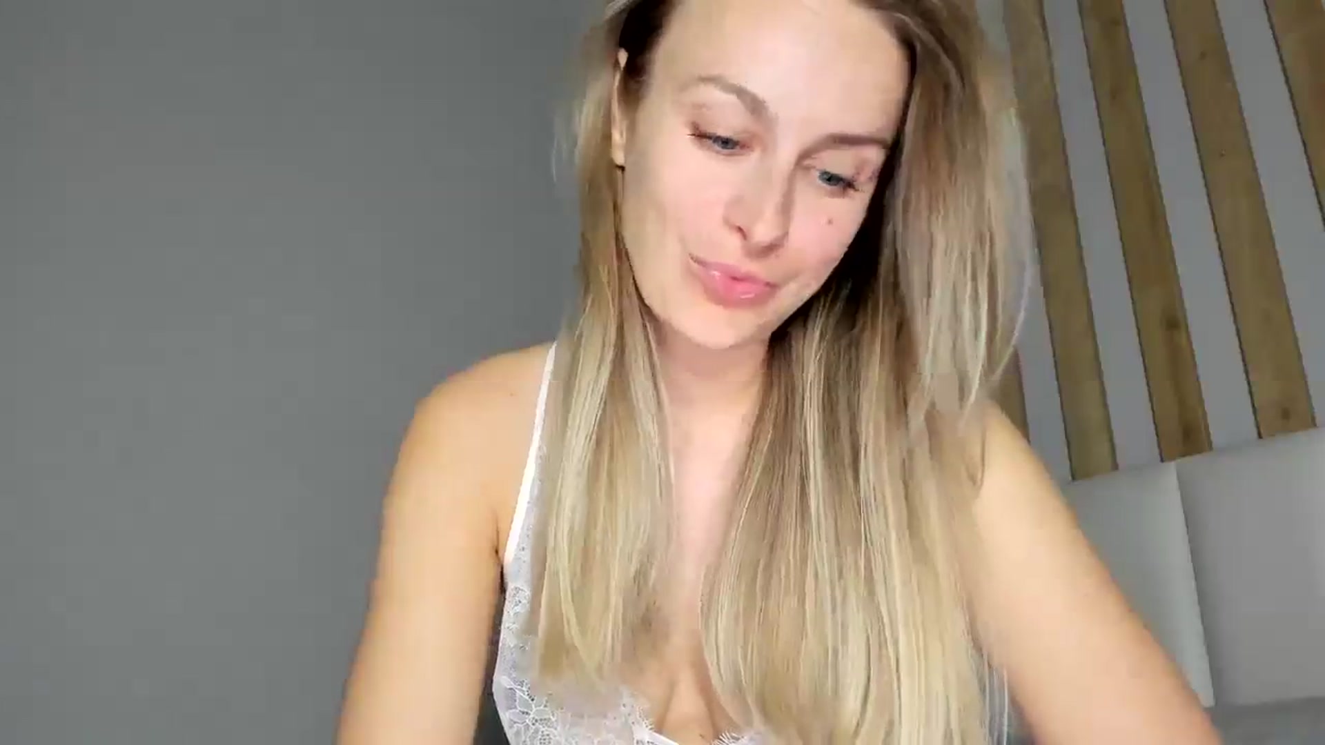 Gallery image thumbnail from regular_girl's myfreecams stream on, 04/28/2025, 18:28 image 3 of 20