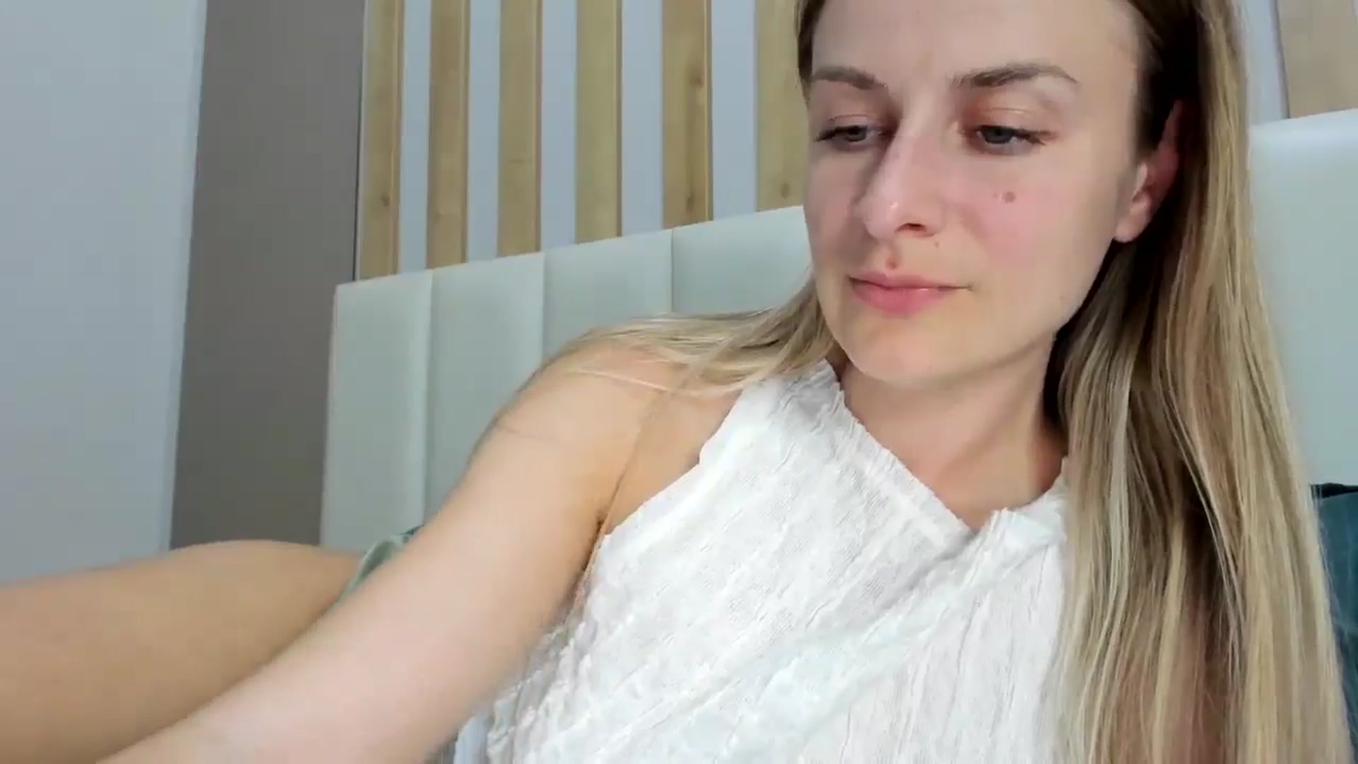 Gallery image thumbnail from regular_girl's myfreecams stream on, 06/21/2025, 17:49 image 6 of 20