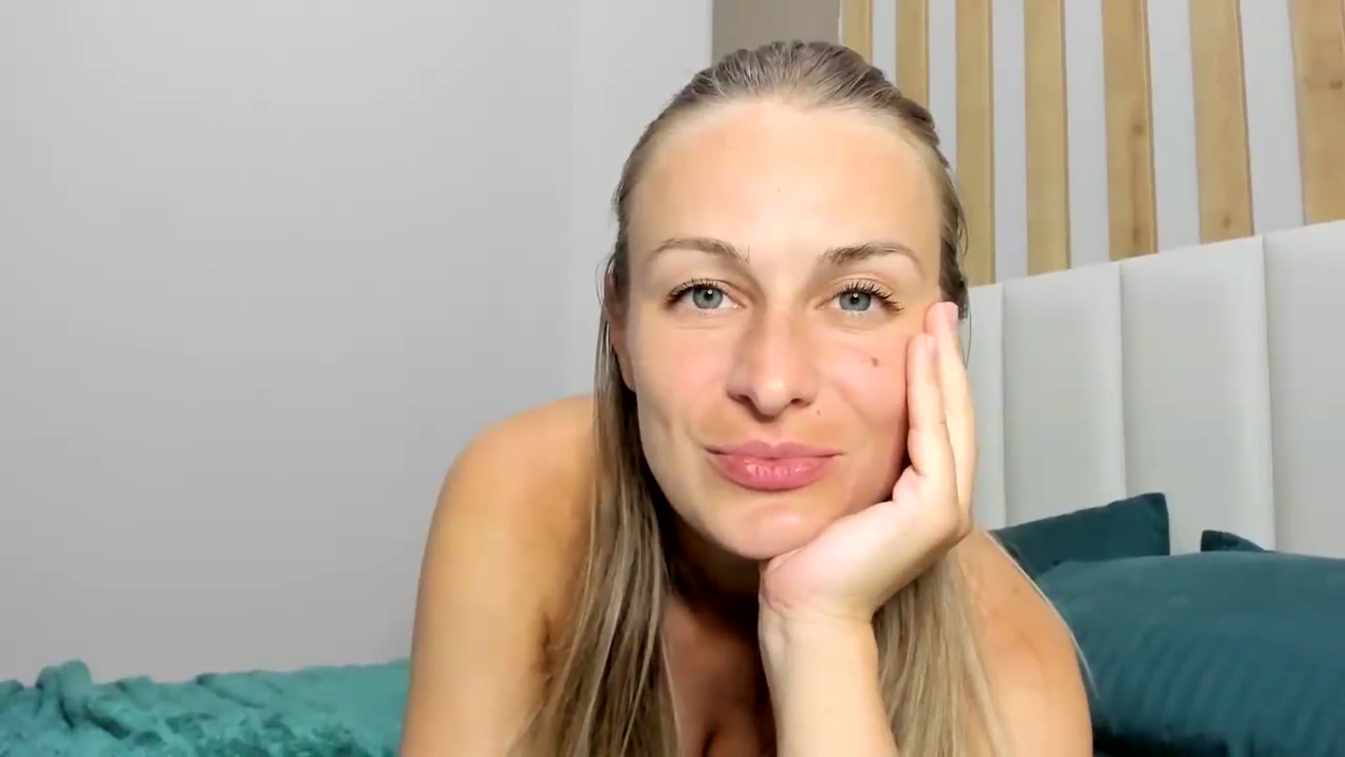 Gallery image thumbnail from regular_girl's myfreecams stream on, 08/03/2025, 18:42 image 13 of 20
