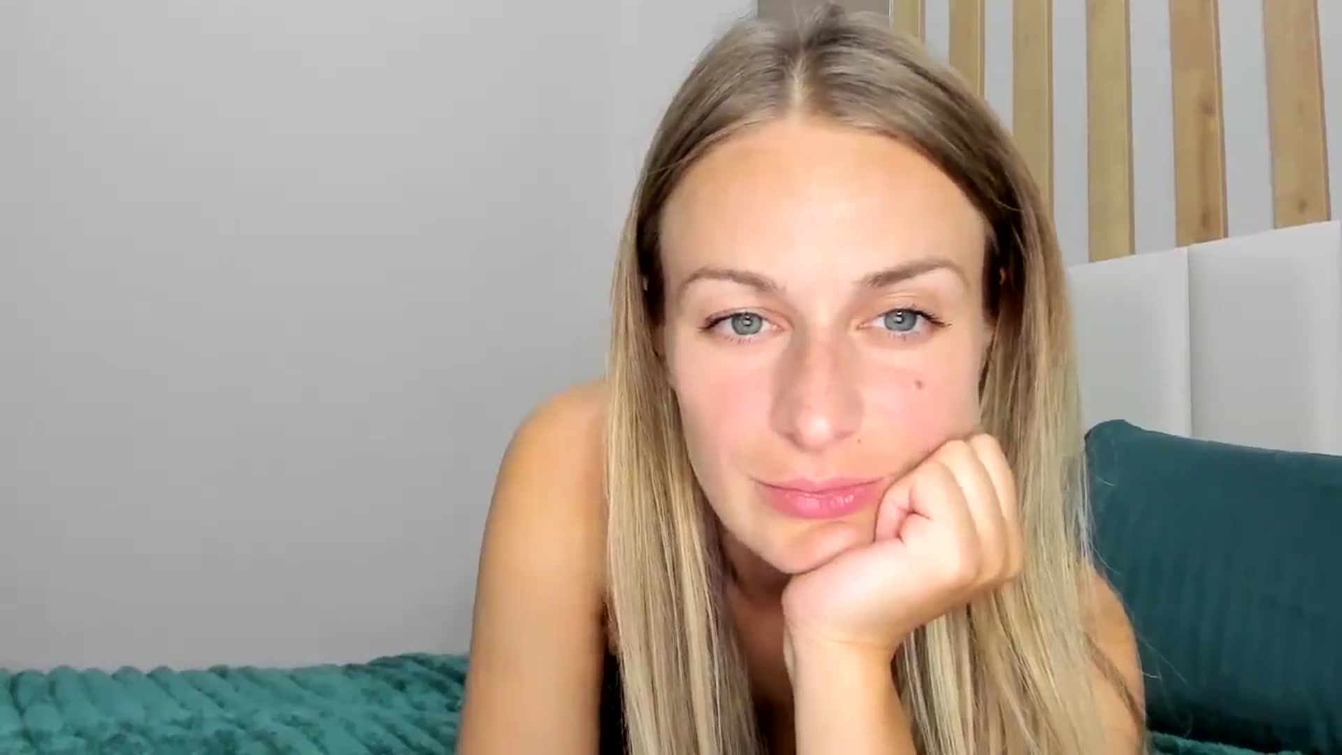 Gallery image thumbnail from regular_girl's myfreecams stream on, 08/15/2025, 18:52 image 11 of 20