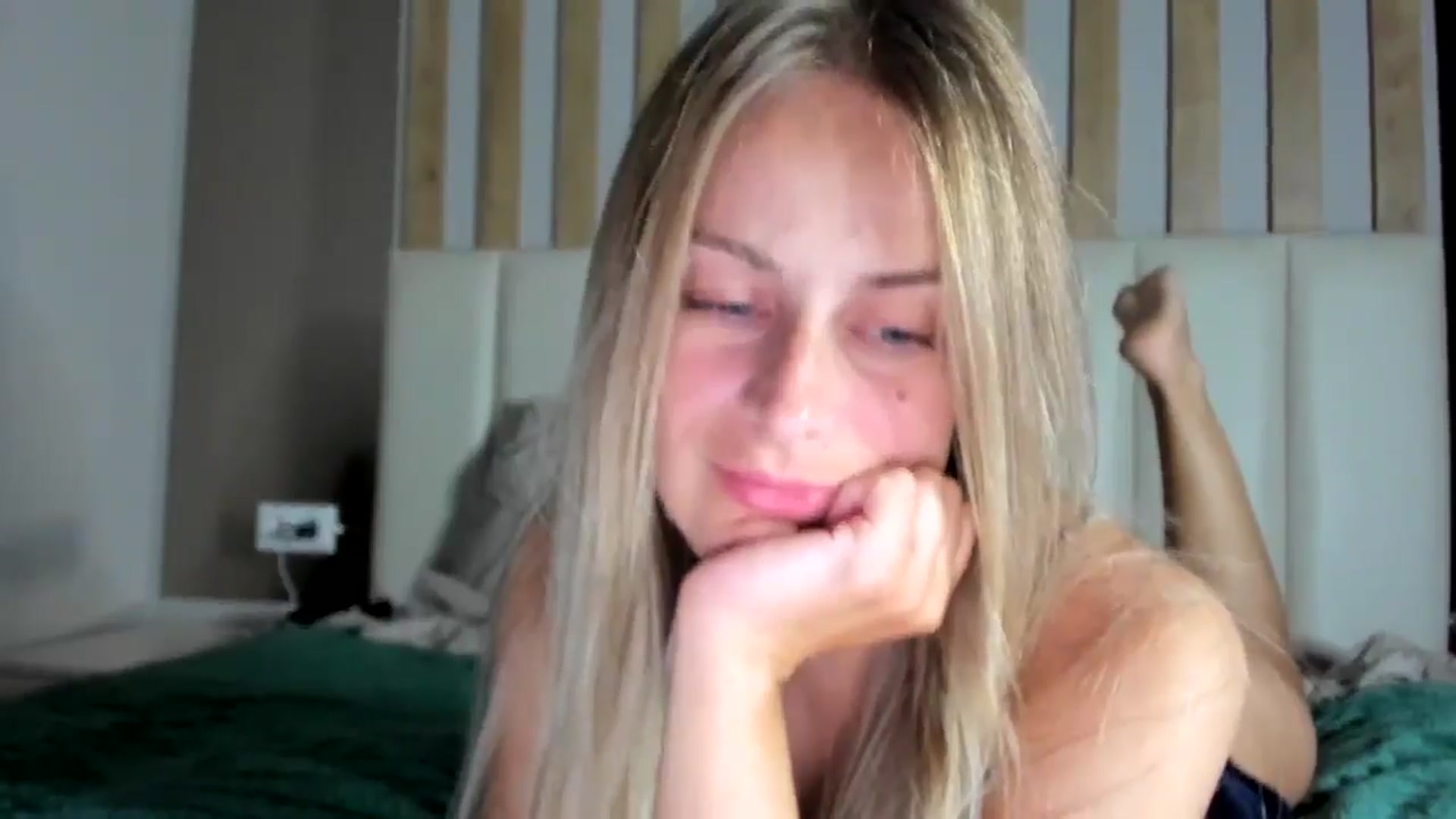 Gallery image thumbnail from regular_girl's myfreecams stream on, 08/22/2025, 19:14 image 4 of 20