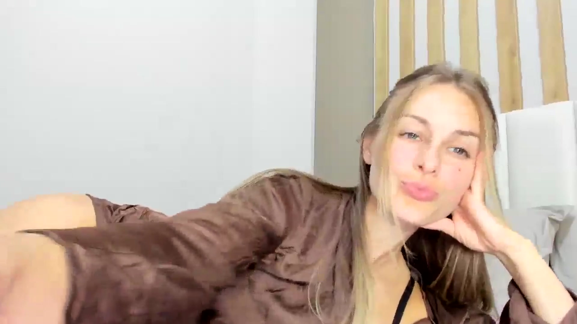 Gallery image thumbnail from regular_girl's myfreecams stream on, 09/29/2025, 17:05 image 15 of 20