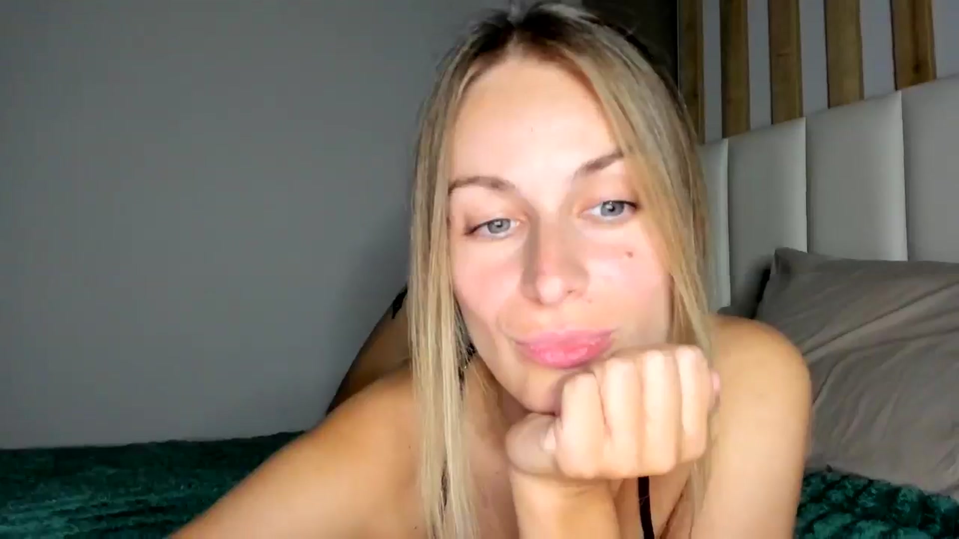 Gallery image thumbnail from regular_girl's myfreecams stream on, 10/07/2025, 22:08 image 9 of 20