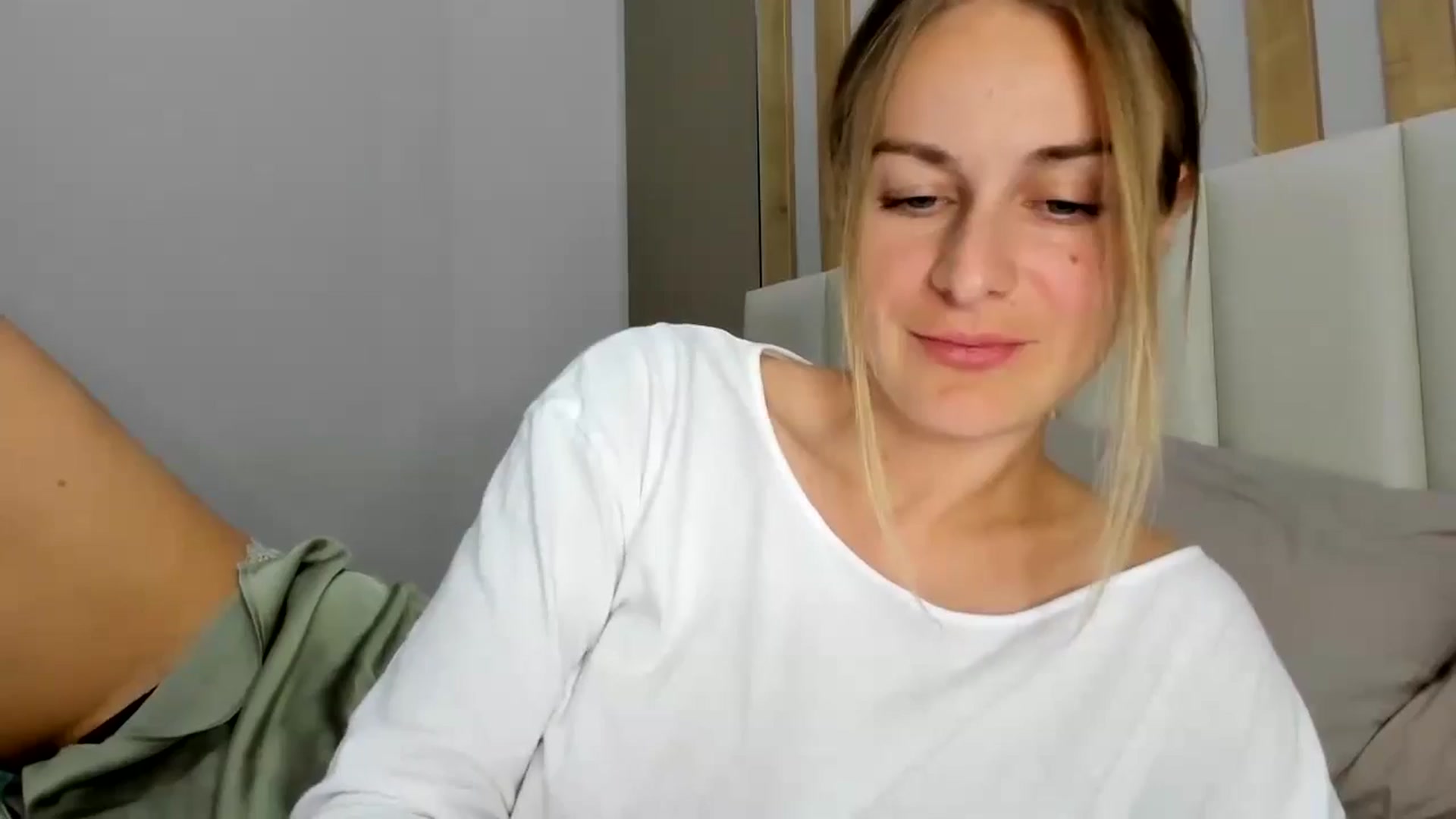 Gallery image thumbnail from regular_girl's myfreecams stream on, 10/26/2025, 18:38 image 17 of 20