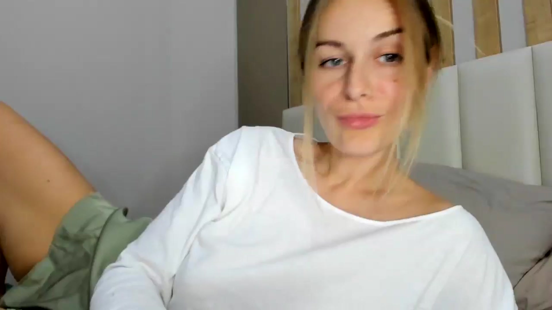 Gallery image thumbnail from regular_girl's myfreecams stream on, 10/26/2025, 18:38 image 16 of 20