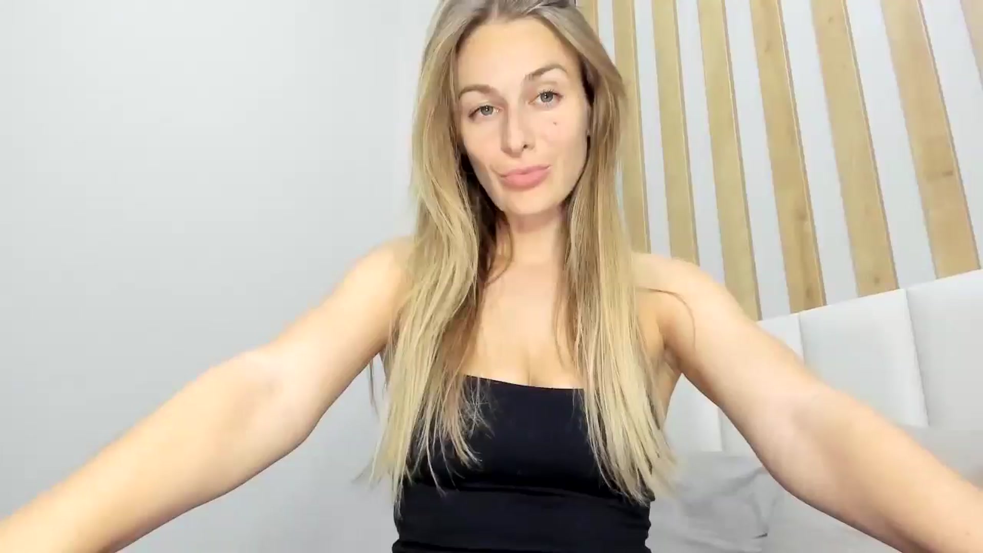 Gallery image thumbnail from regular_girl's myfreecams stream on, 11/13/2025, 17:17 image 14 of 20