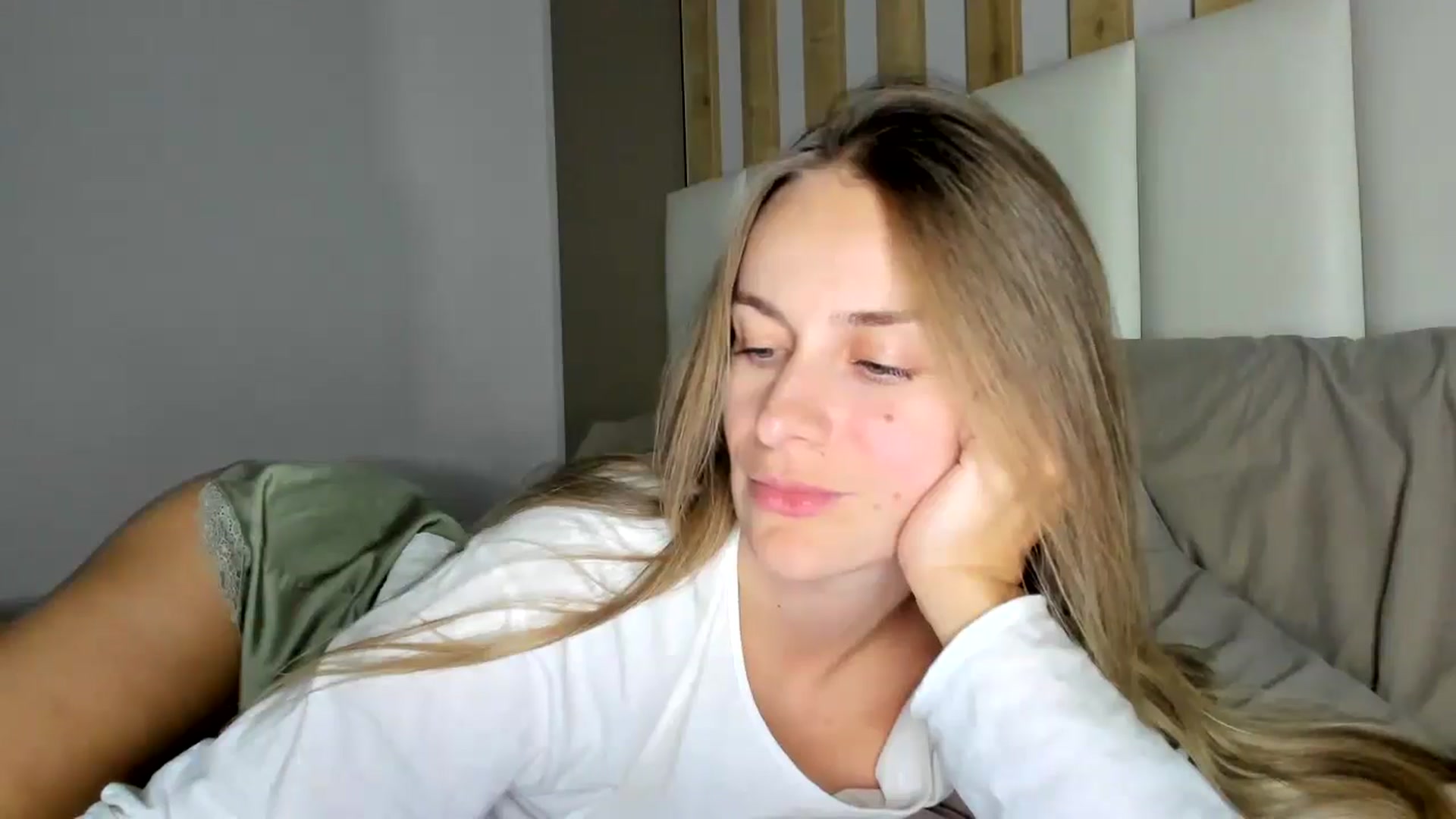 Gallery image thumbnail from regular_girl's myfreecams stream on, 11/27/2025, 19:36 image 3 of 20