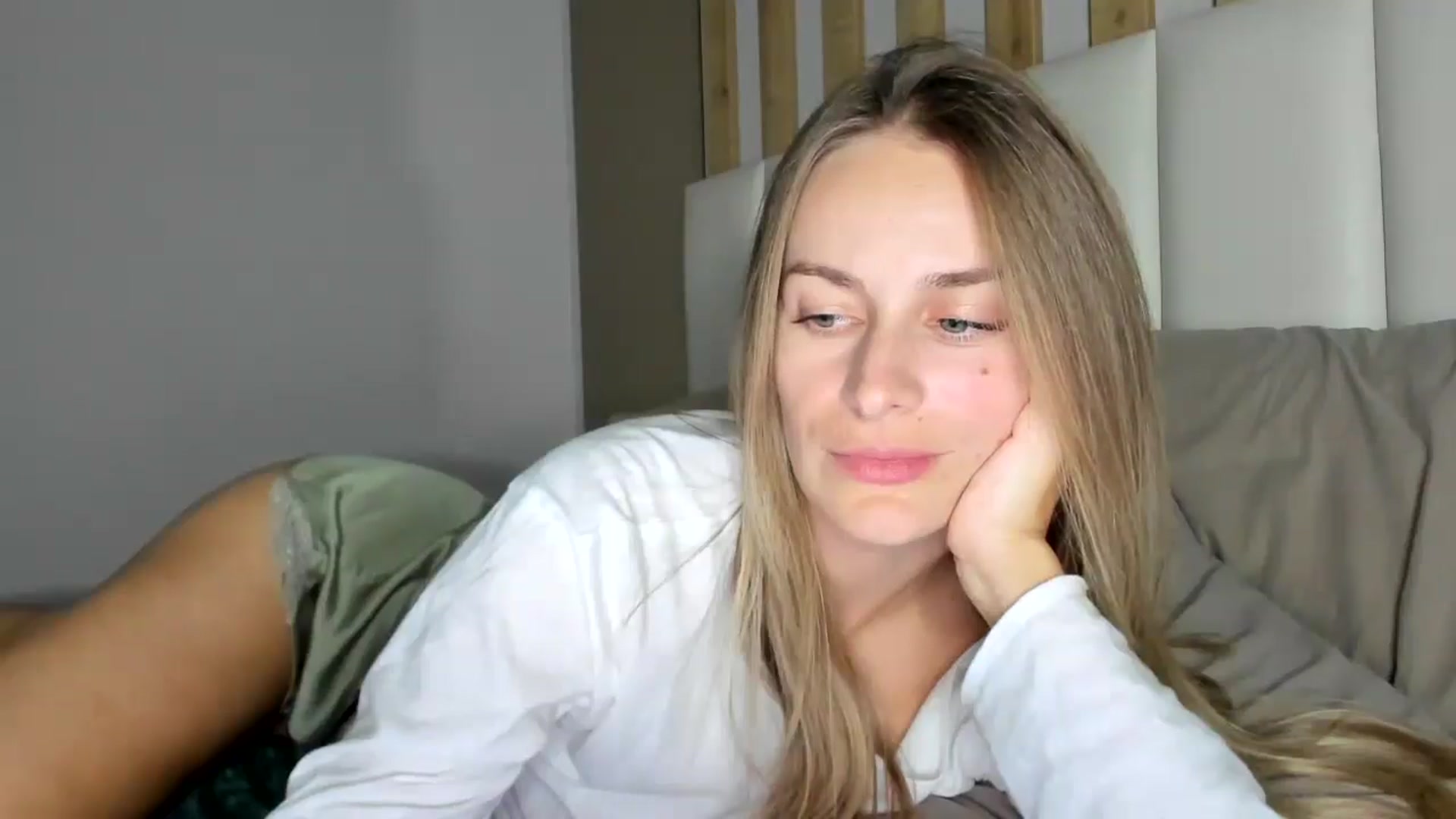 Gallery image thumbnail from regular_girl's myfreecams stream on, 11/27/2025, 19:36 image 10 of 20