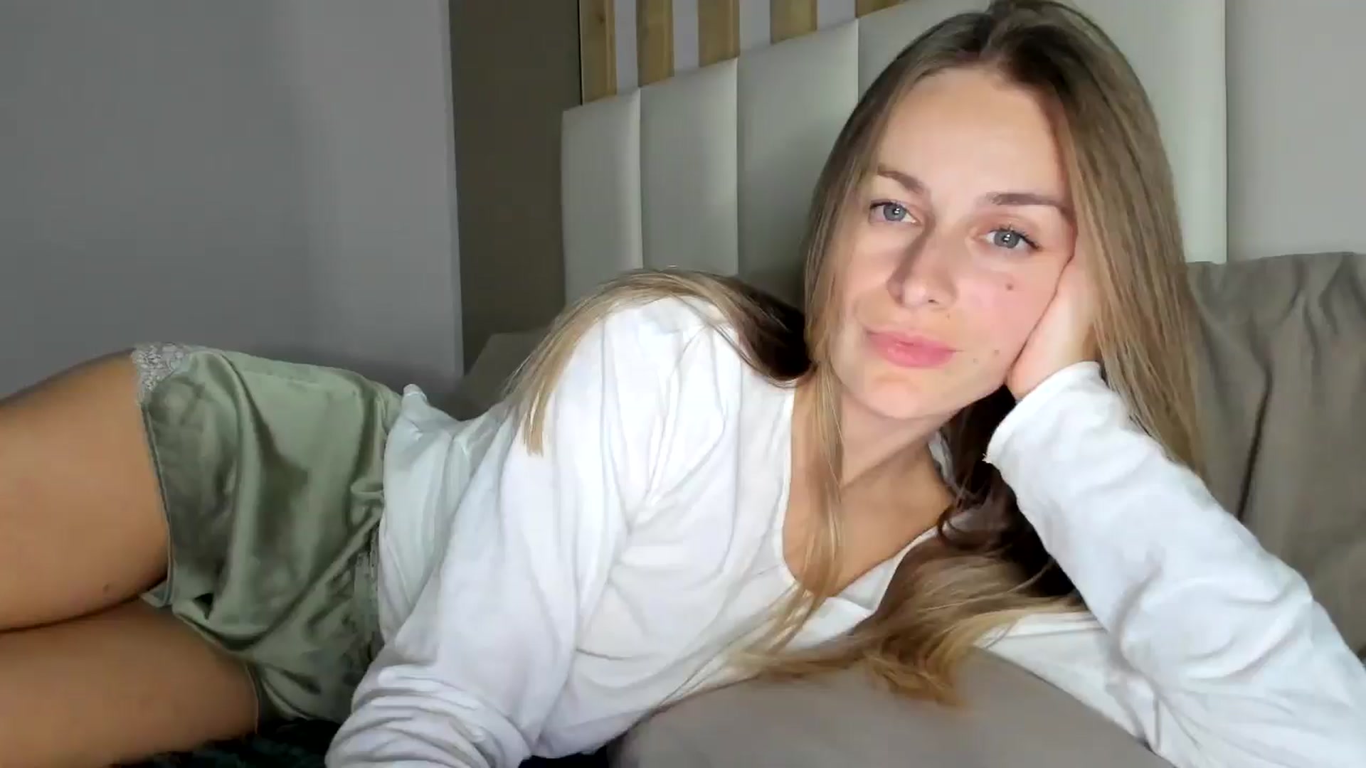 Gallery image thumbnail from regular_girl's myfreecams stream on, 11/27/2025, 19:36 image 1 of 20