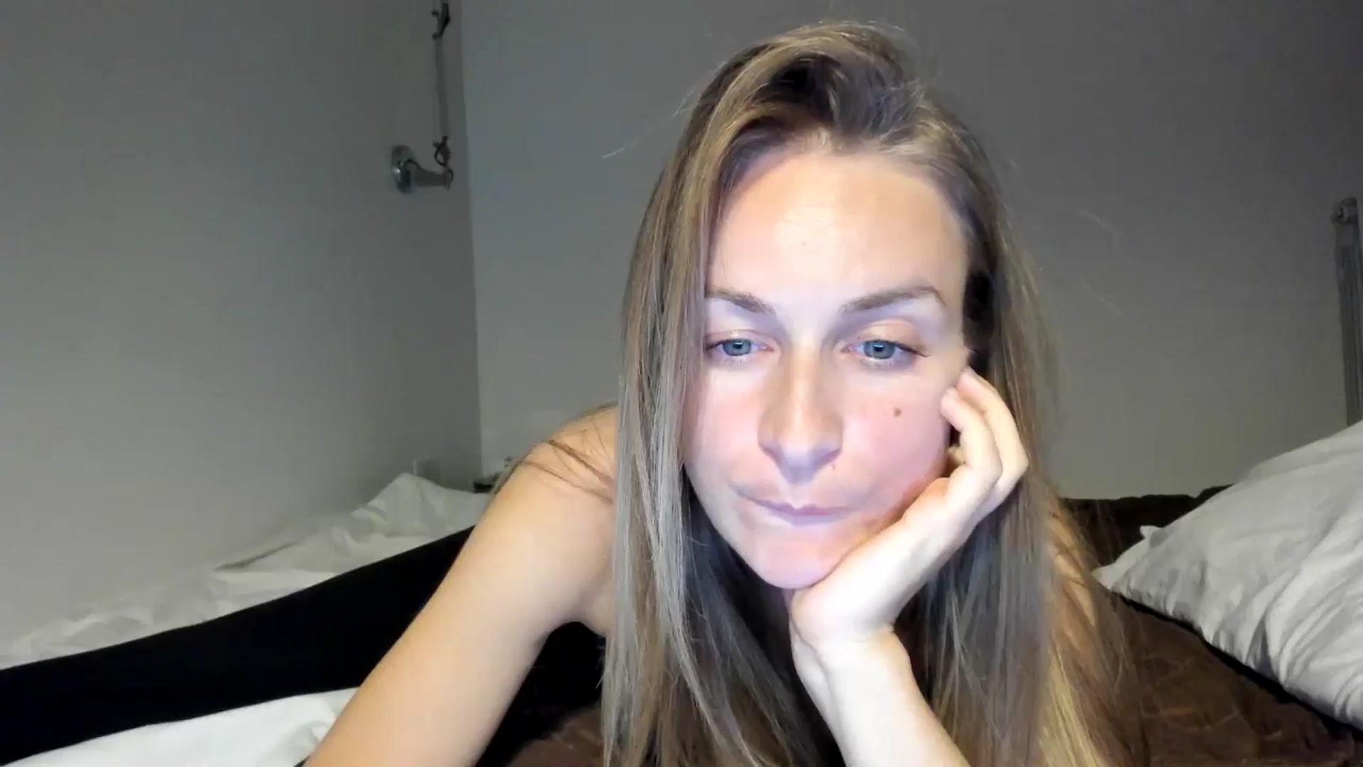 Gallery image thumbnail from regular_girl's myfreecams stream on, 04/06/2026, 24:06 image 10 of 20