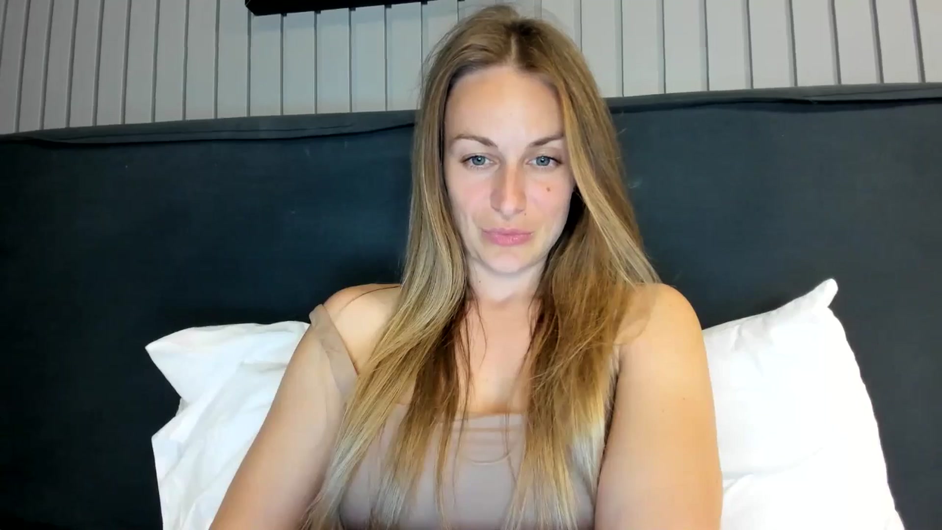 Gallery image thumbnail from regular_girl's myfreecams stream on, 04/14/2026, 19:17 image 16 of 20