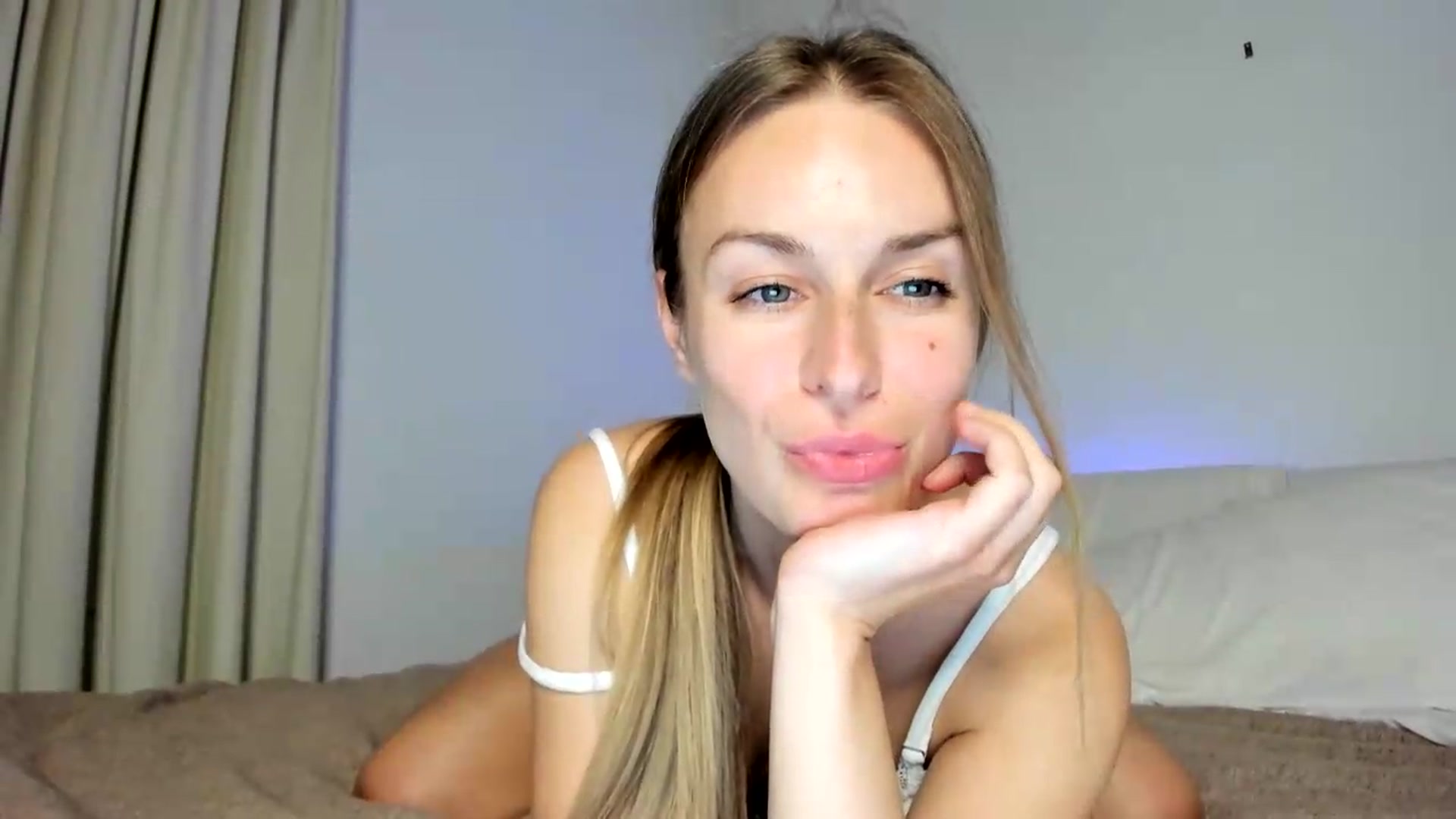 Gallery image thumbnail from regular_girl's myfreecams stream on, 09/12/2026, 23:36 image 4 of 20