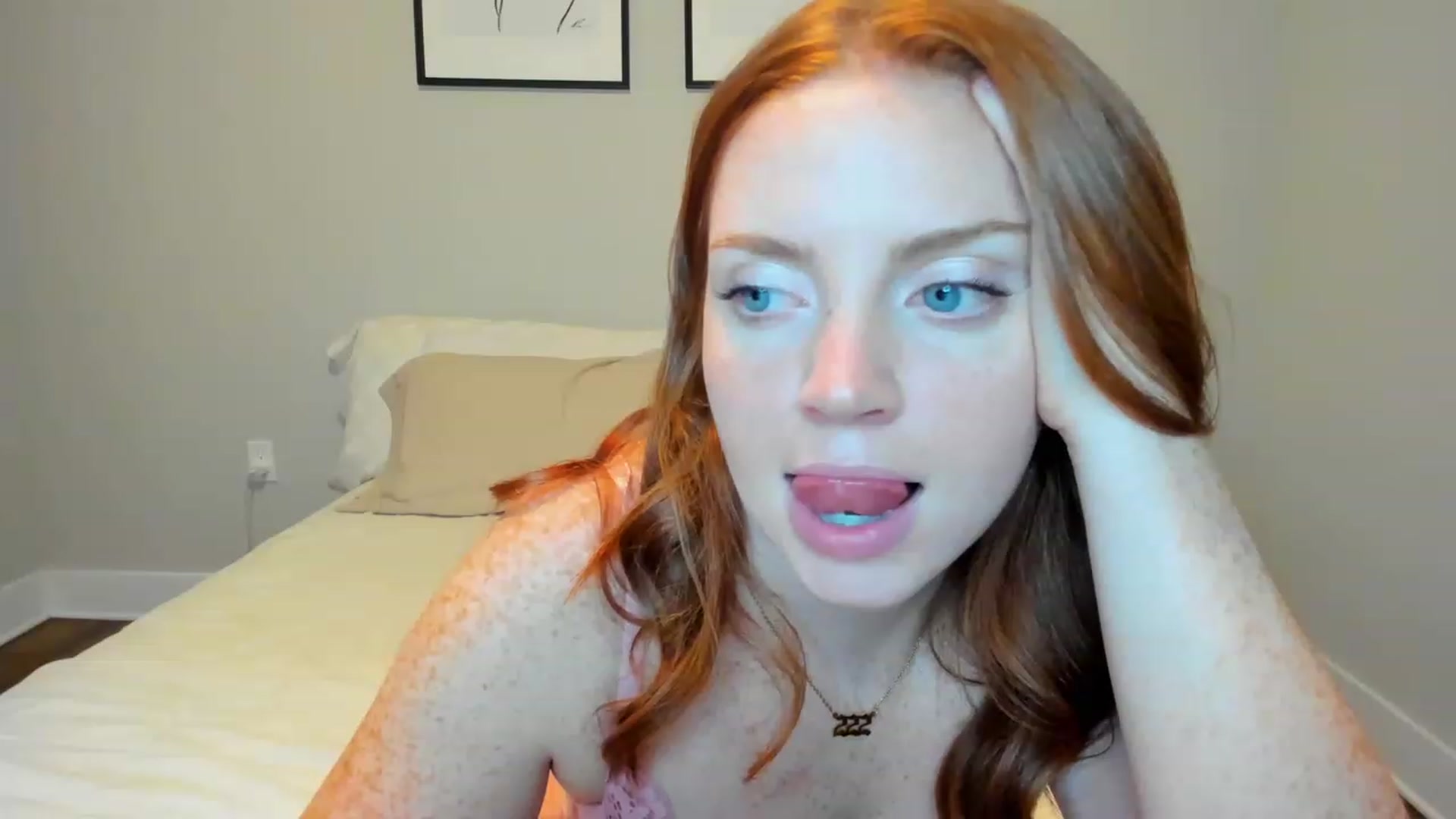 Gallery image thumbnail from reinaxred's myfreecams stream on, 06/25/2023, 01:55 image 19 of 20